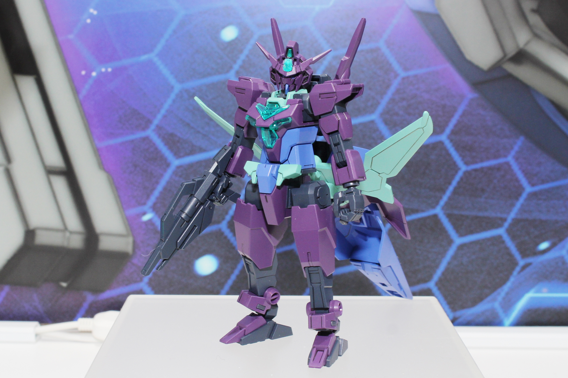 「HG 1/144 プルタインガンダム」。12月発売予定。価格は2,530円（税込）。エコプラの黒い樹脂成形をキットに導入。コアガンダムの姿も見える