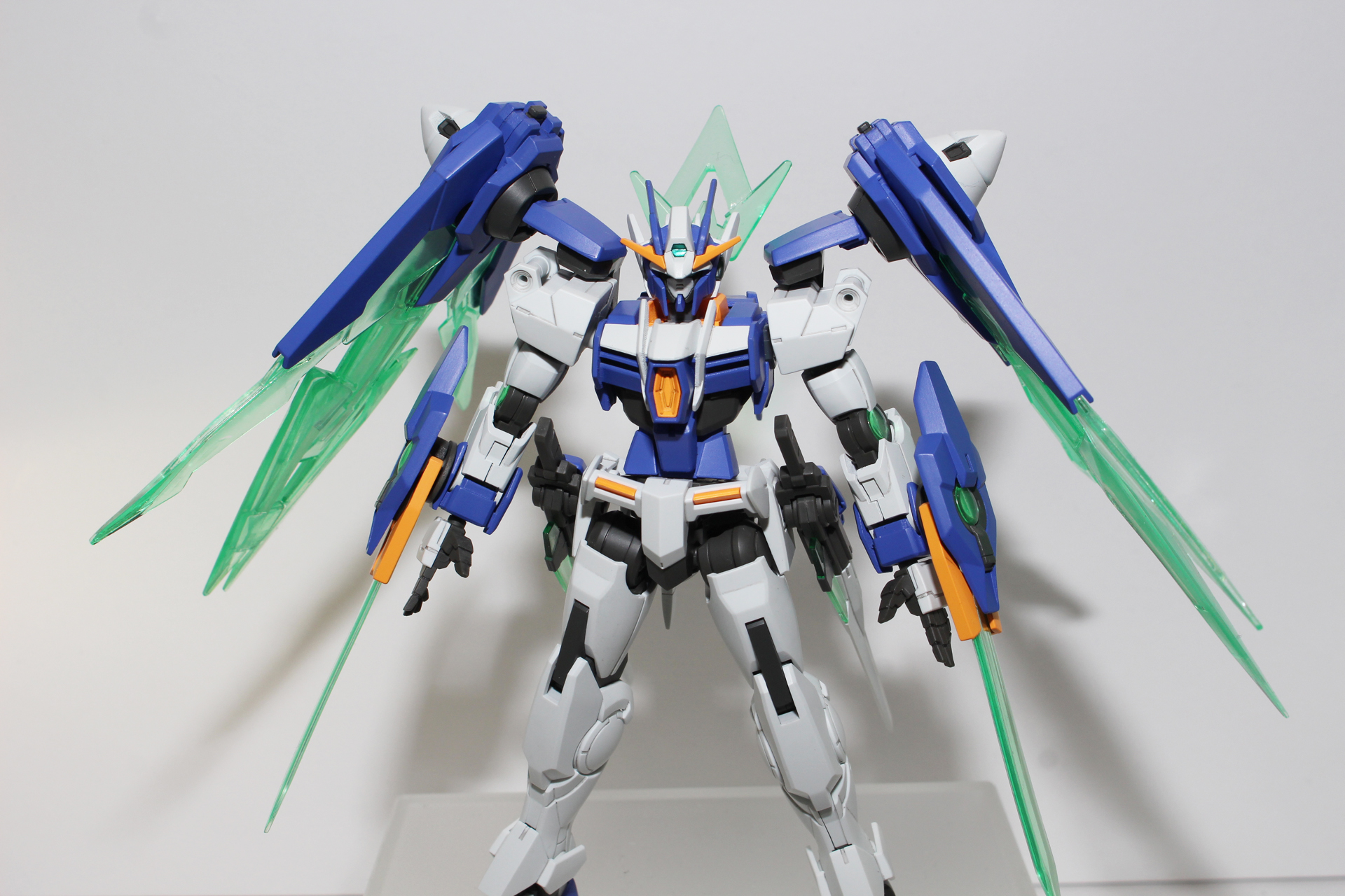「HG 1/144 ガンダムダブルオーダイバーアーク」。12月発売予定。価格は2,750円（税込）。クリア成形のパーツに「集光樹脂」を採用。外部からの光を吸収して表面や端面から放出し、発光しているように見える