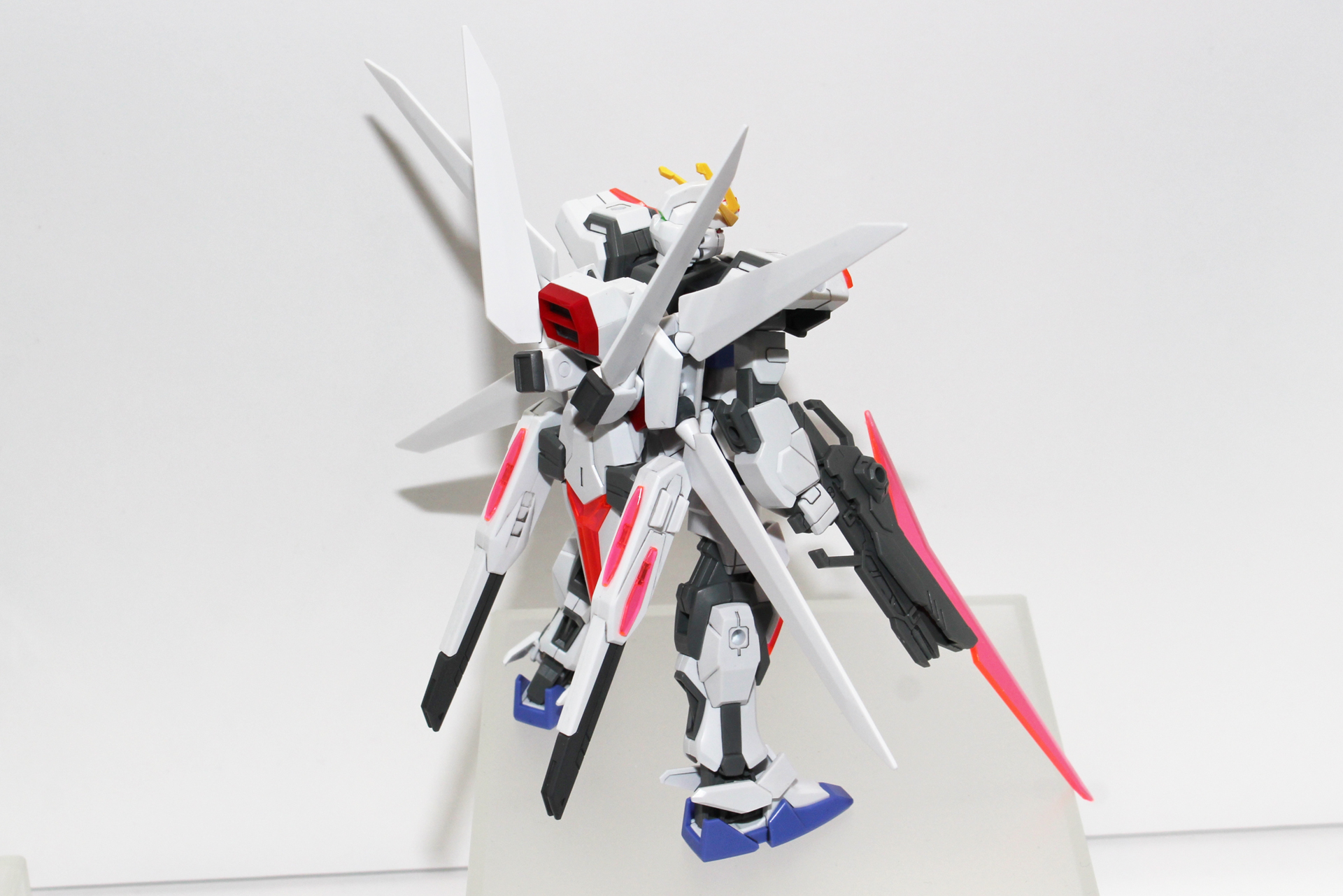「ENTRY GRADE 1/144 ビルドストライク エクシードギャラクシー」。10月発売予定。価格1,210円（税込）。カスタマイズを楽しむための設計が施された機体だ