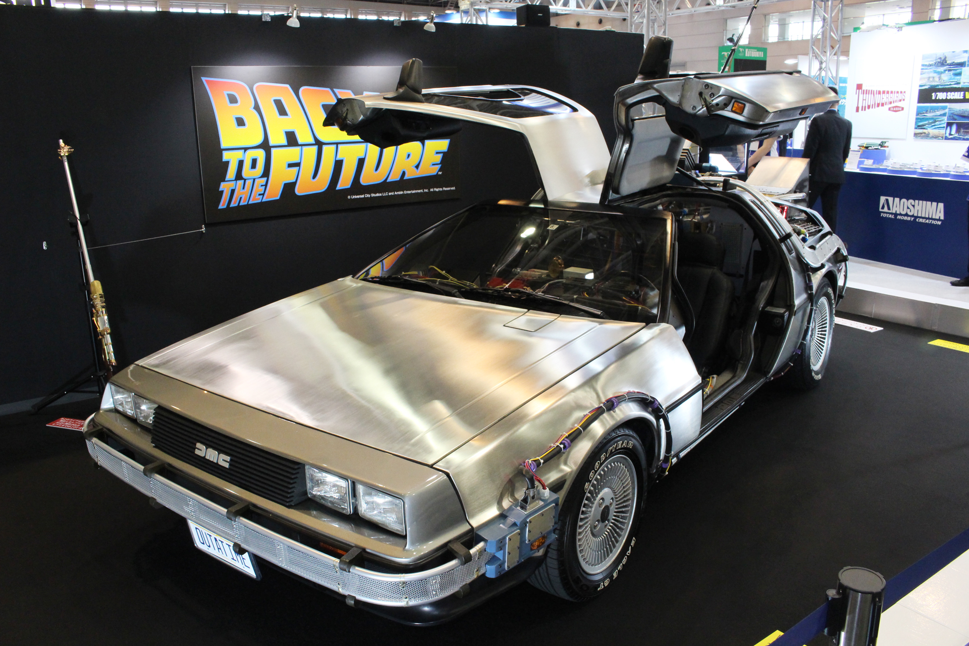 アオシマブースに展示された実車デロリアンDMC-12。オーナーによって改造されたレプリカで、公道走行も可能だという。左には「BTTF PART3」のドクのライフルも見える