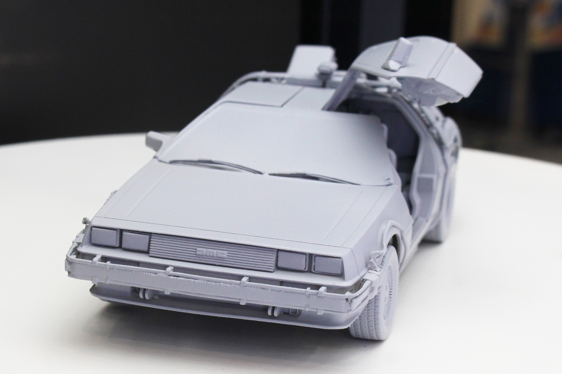 デロリアンの直線的なシルエットと、タイムマシンへの改造のために取り付けられたパーツを見事に再現