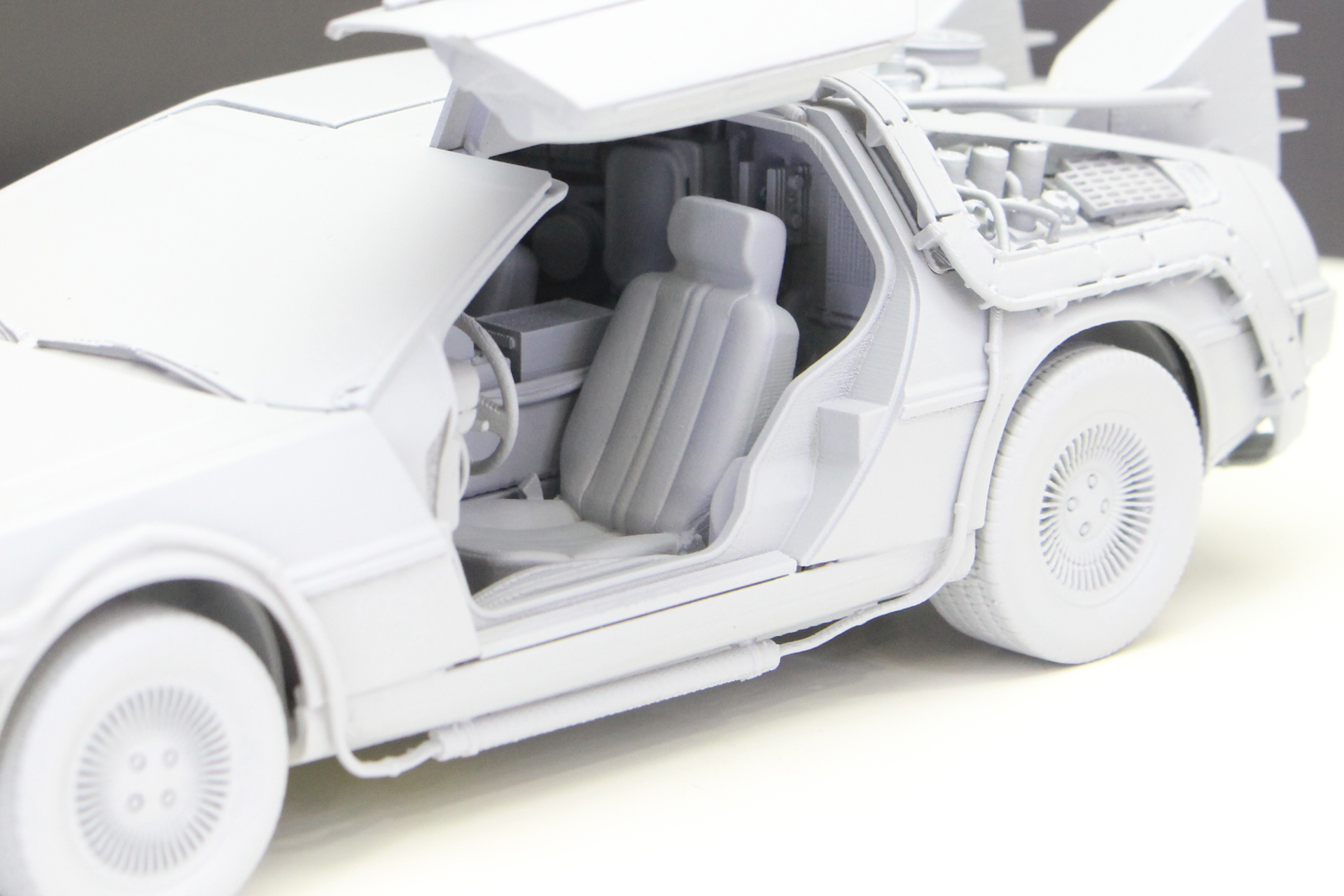 内装の次元転移装置の窓はクリアパーツになるとのこと。逆Y字の内部の再現にも期待