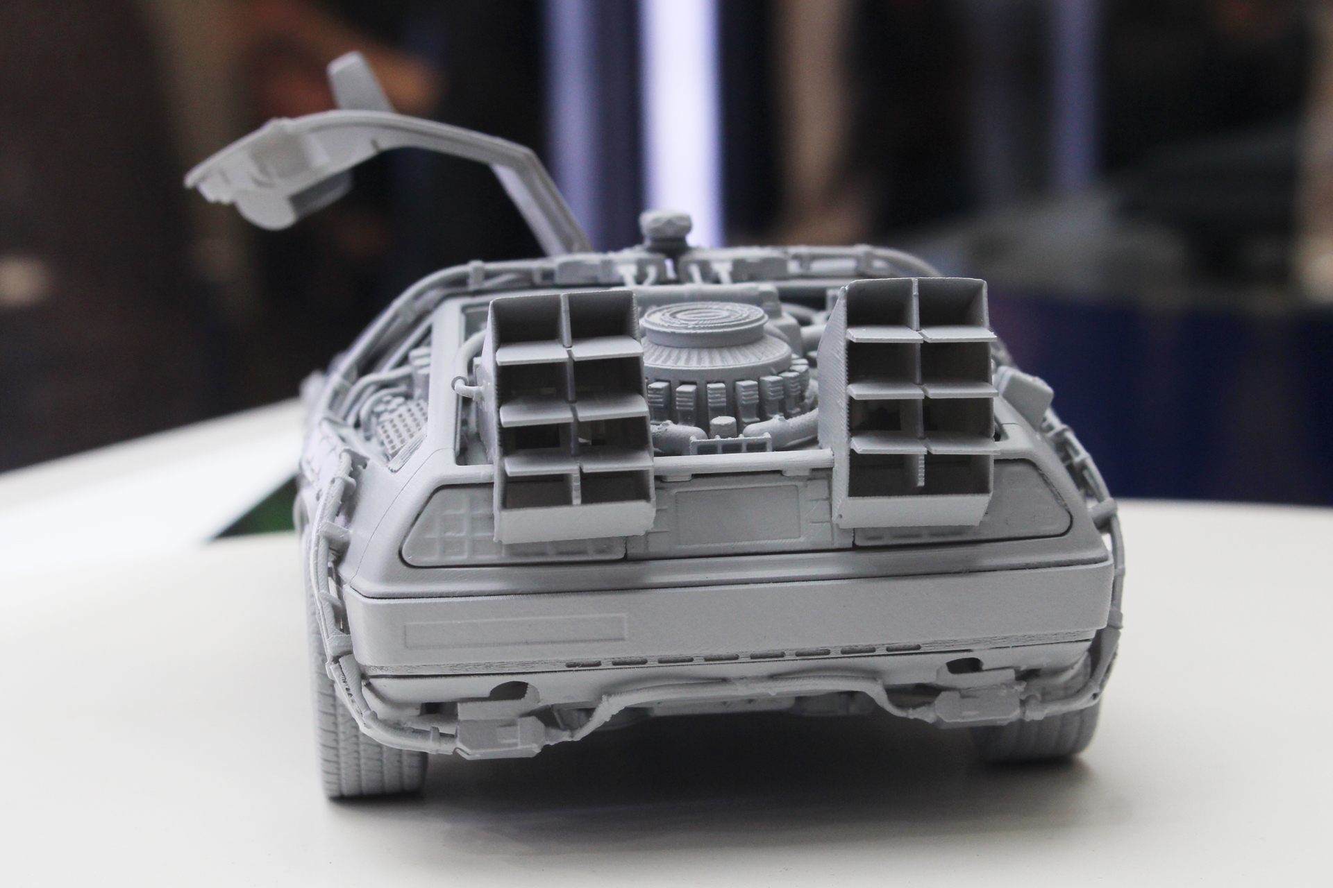 デロリアンといえば、このバックショットも大きな魅力。キットにはラストシーンで取り付けられたポールのパーツも選択式で付属する予定