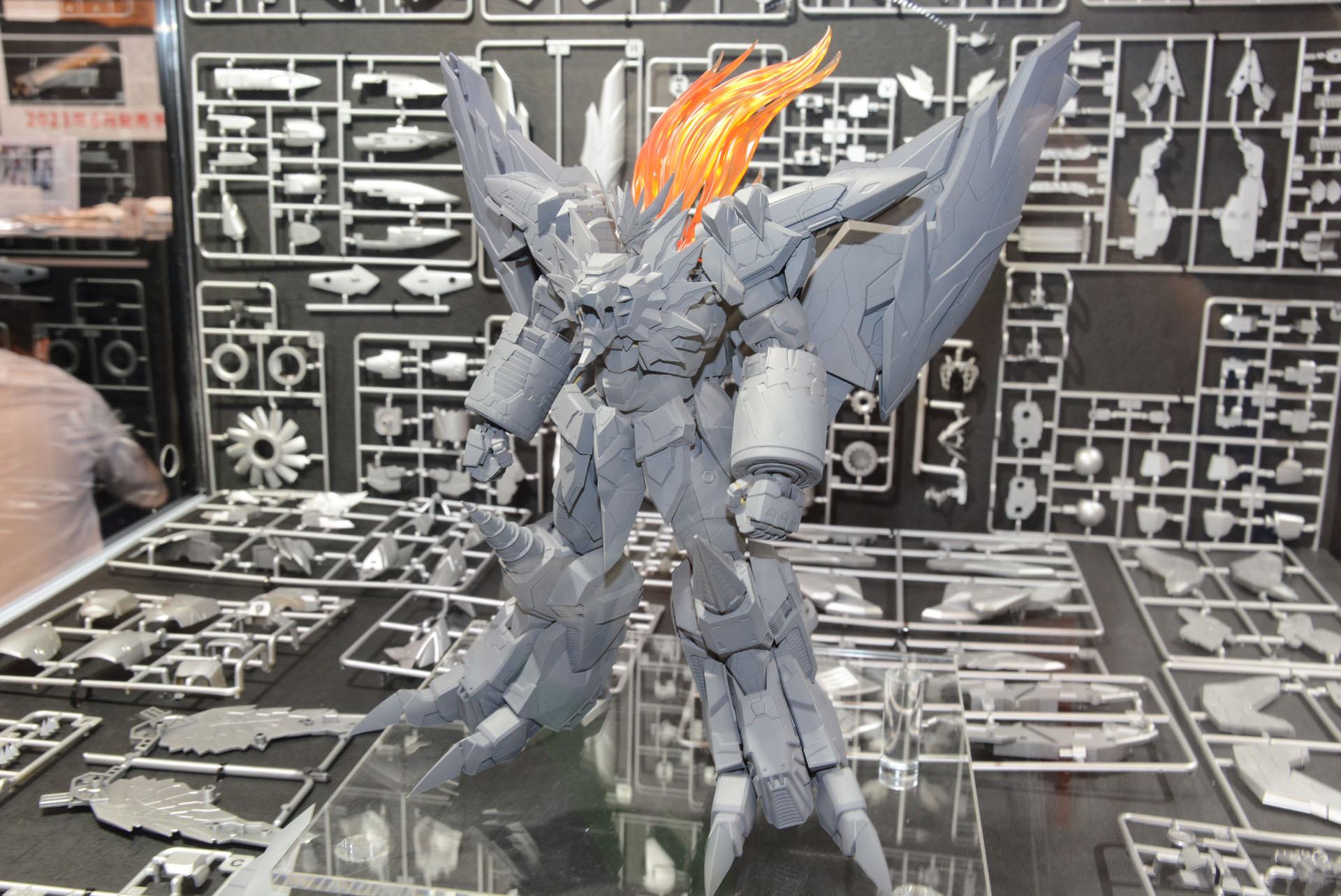 今回は無彩色の試作品を展示。アクションフィギュア版は全高25cmだが、プラモデル版は全高18cmになる