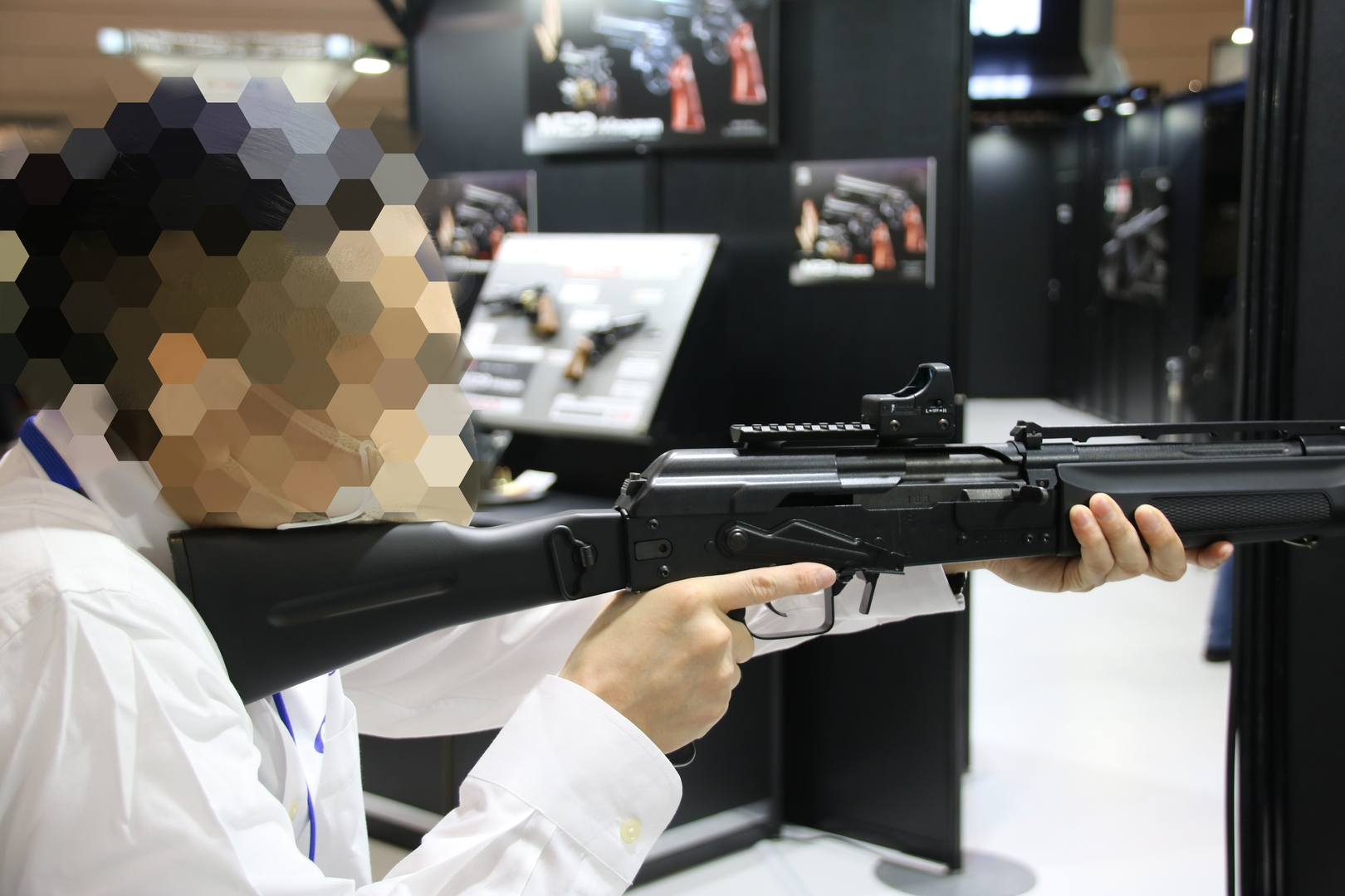 「AK74用サイドロックマウントレイル」と「マイクロプロサイト」を装着した様子
