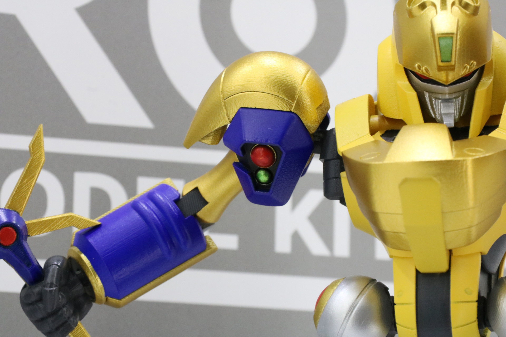 「MODEROID キングスカッシャー」の肩の装飾