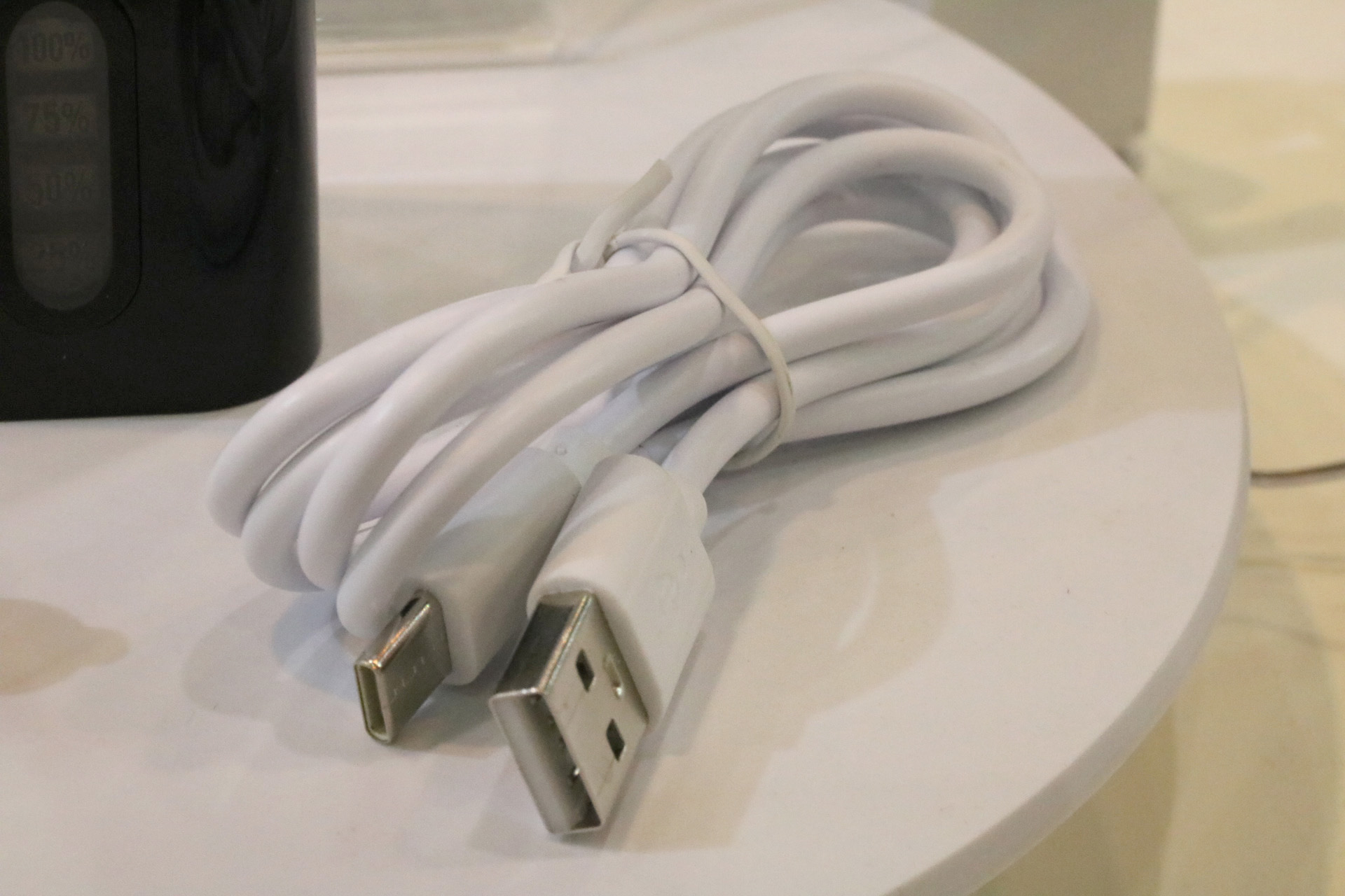 充電用のUSBケーブル