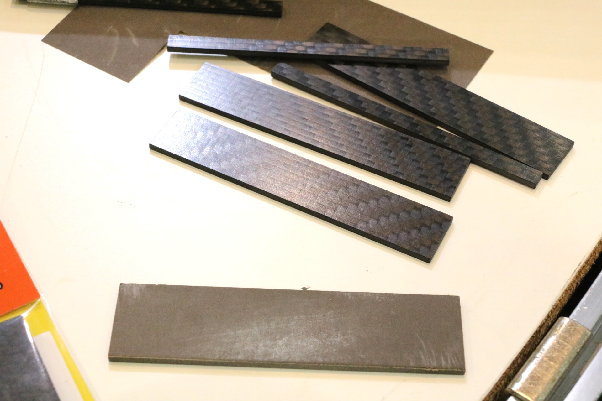 手前のプレートは紙ヤスリを張り付けたもの