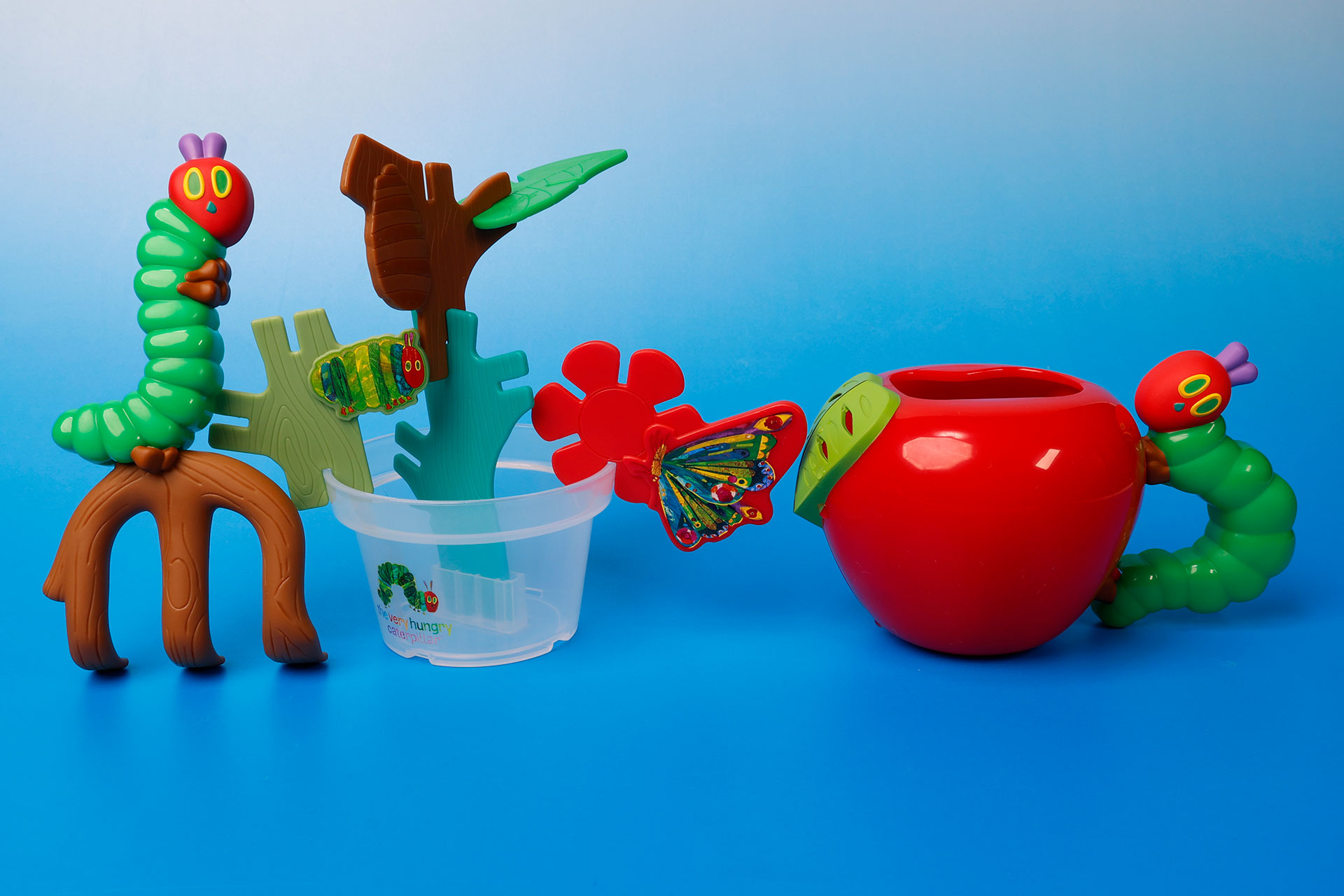 こちらが第1弾（5月19日～5月25日）のハッピーセット「はらぺこあおむし」に登場するおもちゃ。写真左から「はらぺこあおむしのツールセット」、「はらぺこあおむしの植木パズル」、「はらぺこあおむしとりんごのジョウロ」