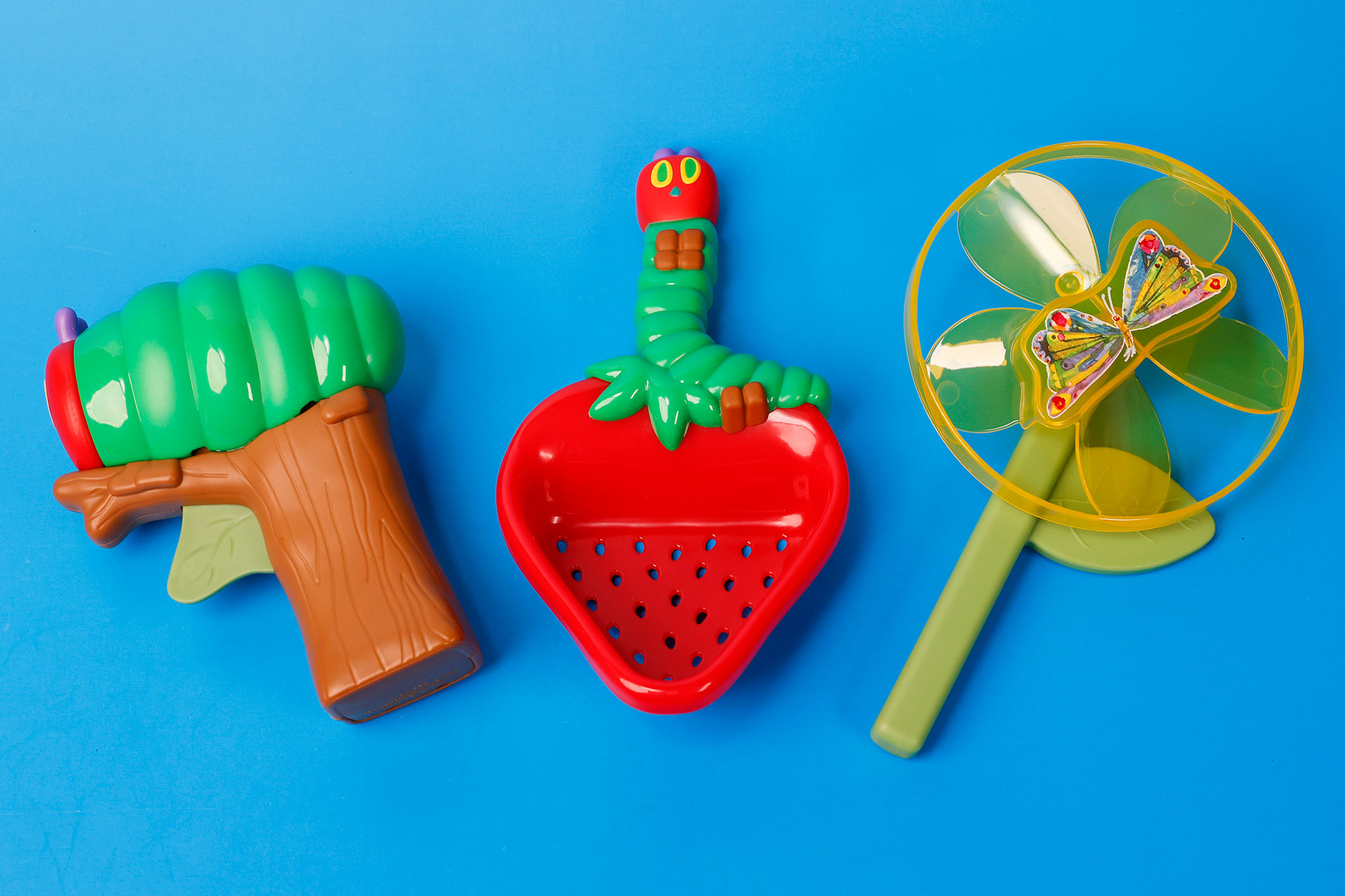 こちらが第2弾（5月26日～6月1日）のハッピーセット「はらぺこあおむし」に登場するおもちゃ。写真左から「はらぺこあおむしのミストスプレー」、「はらぺこあおむしといちごのシャワー」、「ちょうちょうのかざぐるま」