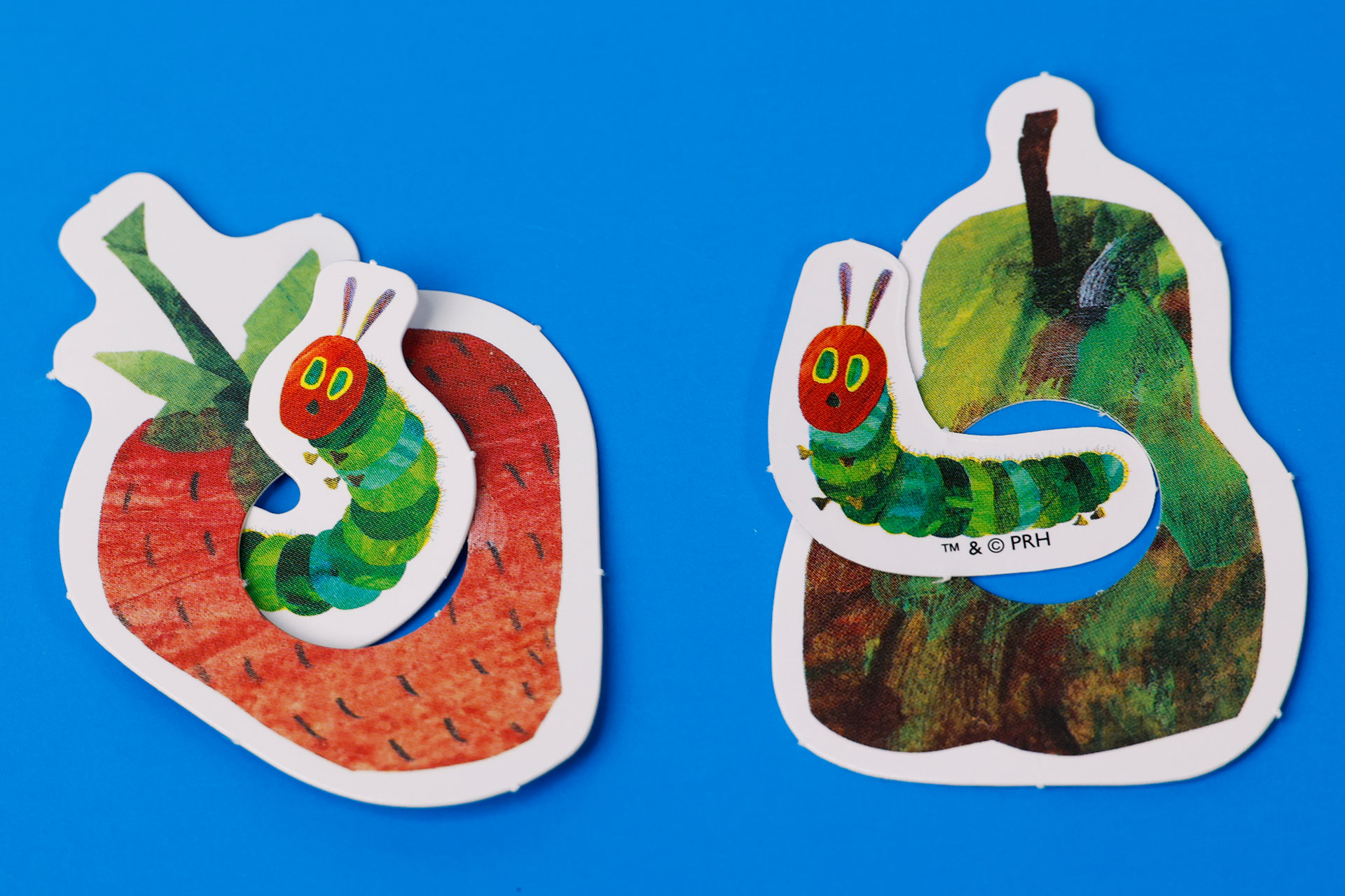 オリジナルの絵本の要素でもある、穴が開いた「はらぺこあおむしカード」と「たべたものカード」が付いてくるところも特徴のひとつだ