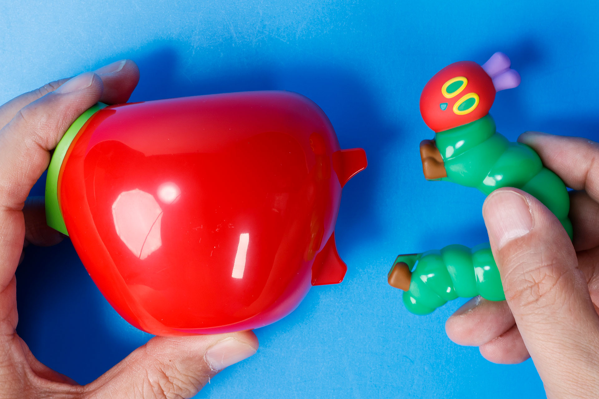 遊ぶときは、あおむしのハンドルをりんごのジョウロに取り付けよう