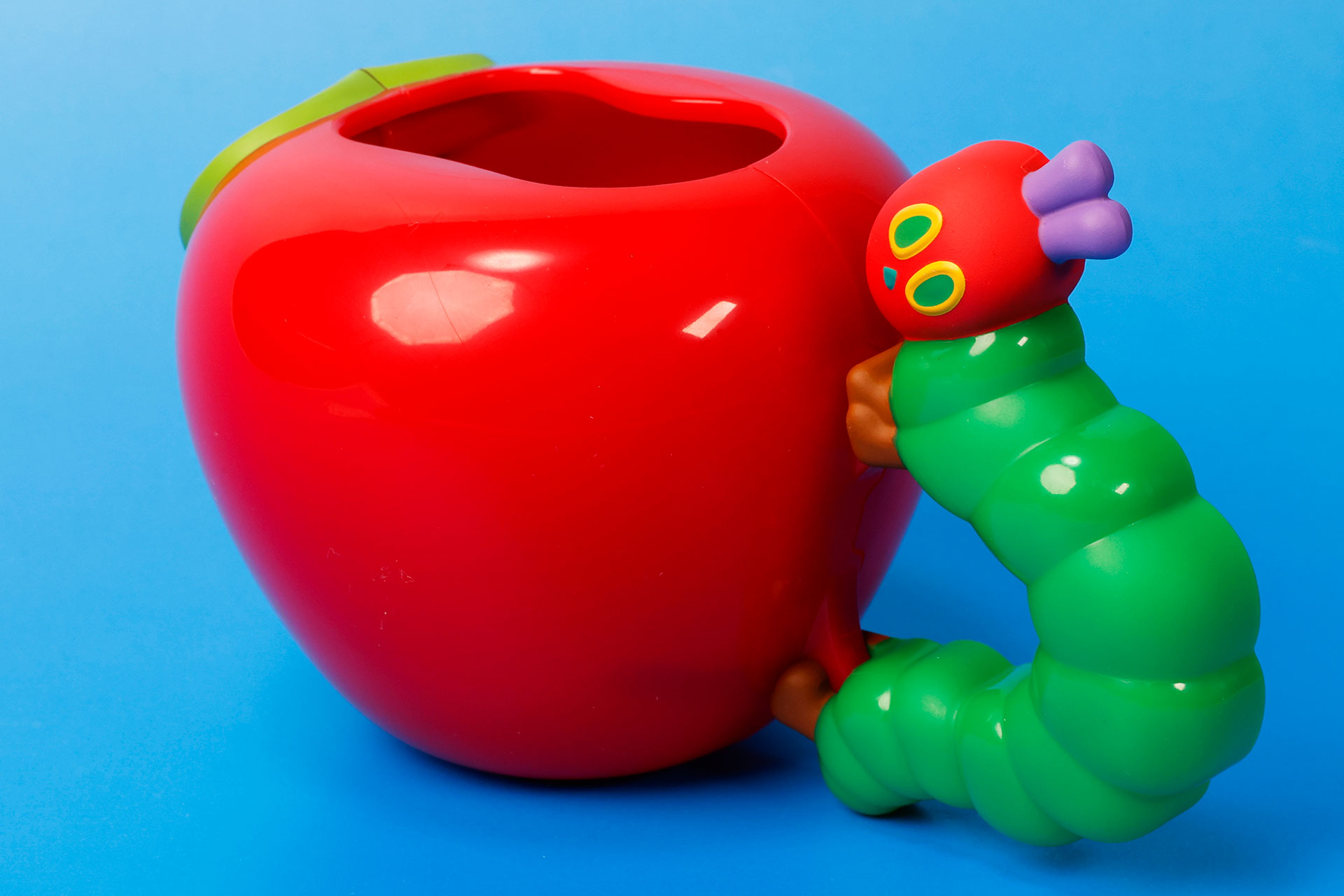 りんごを食べるために、取り付いている瞬間といった感じだ