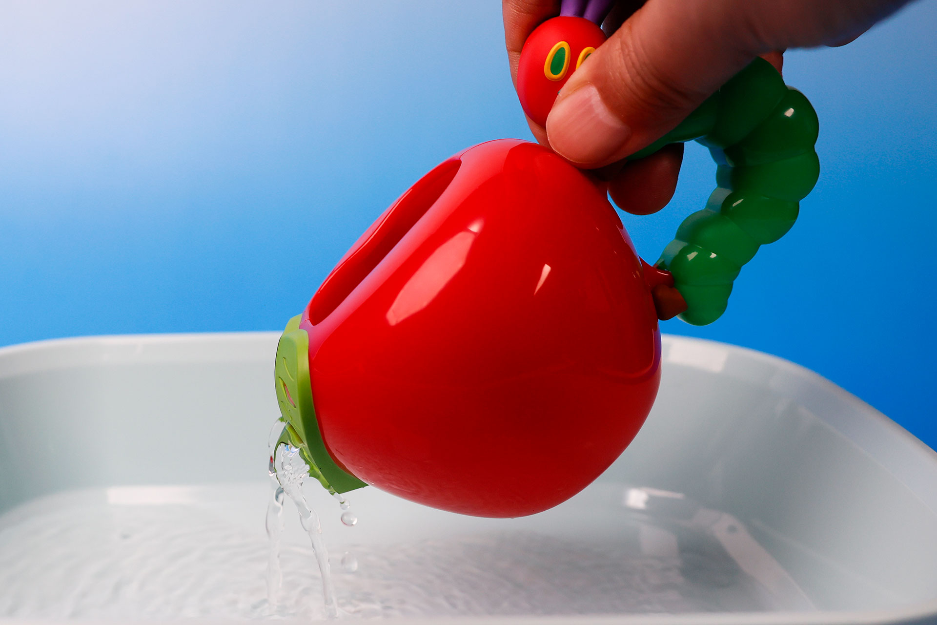 ジョウロの中に水を入れて、傾けて遊ぼう