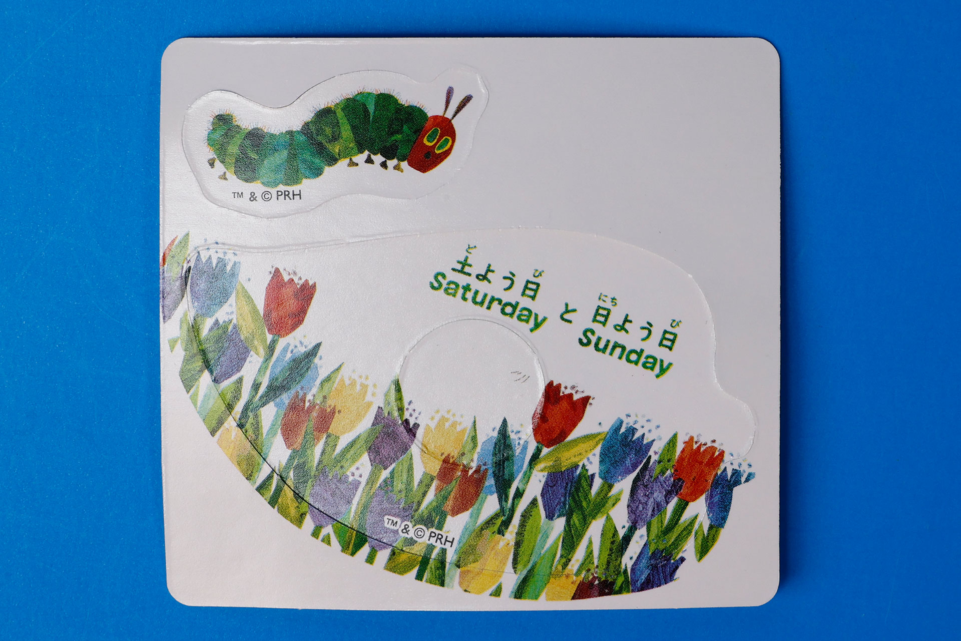 「はっぱとあおむしのカード」の裏側には、日本語と英語で曜日が書かれている