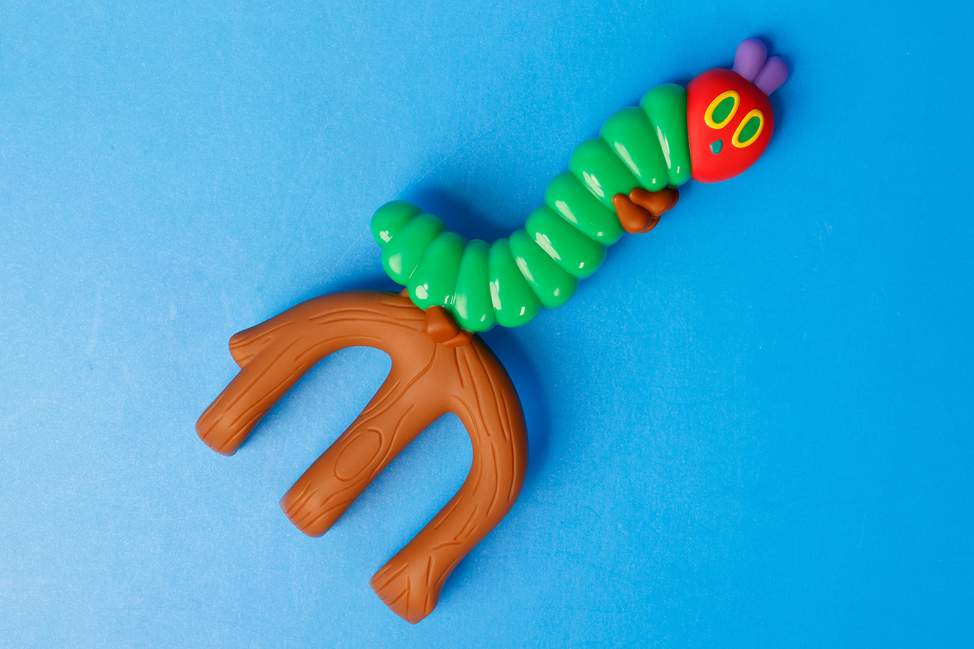 くまでに取っ手のあおむしを取り付けたところ