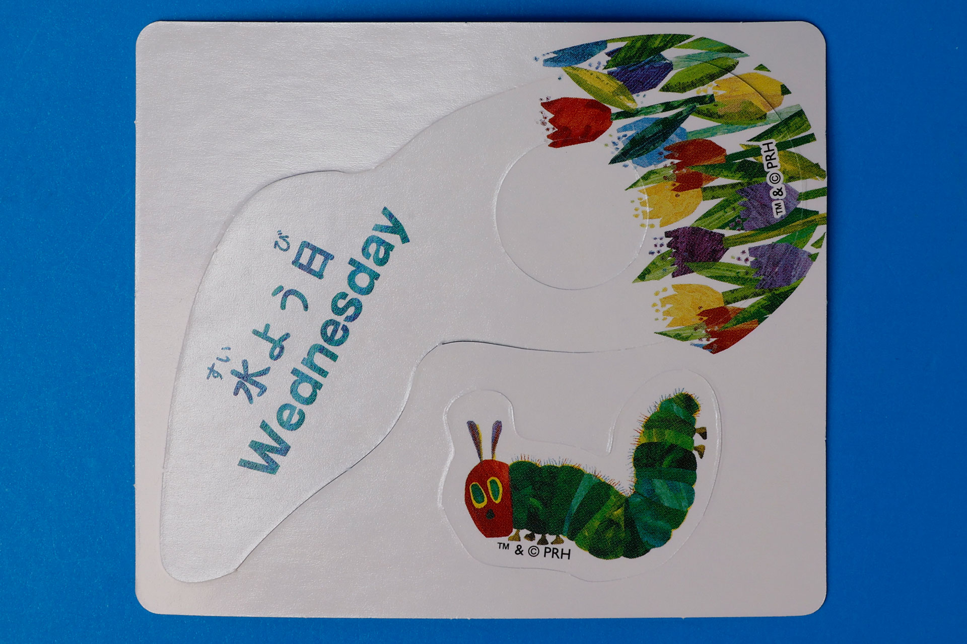 「すももとあおむしのカード」の裏面には、曜日が日本語と英語で書かれている