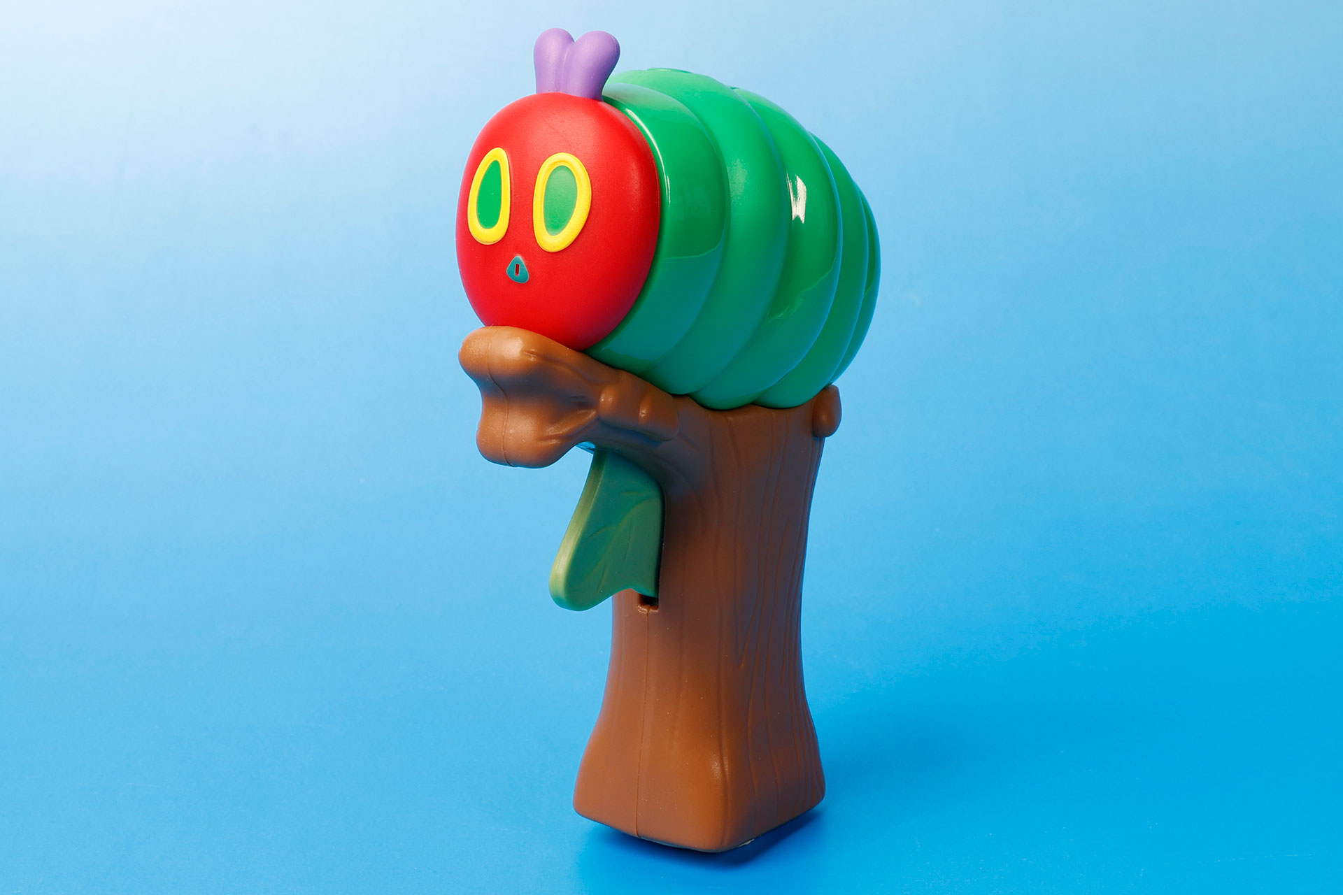 よく見ると、あおむしが木の枝に乗っているような姿が再現されている