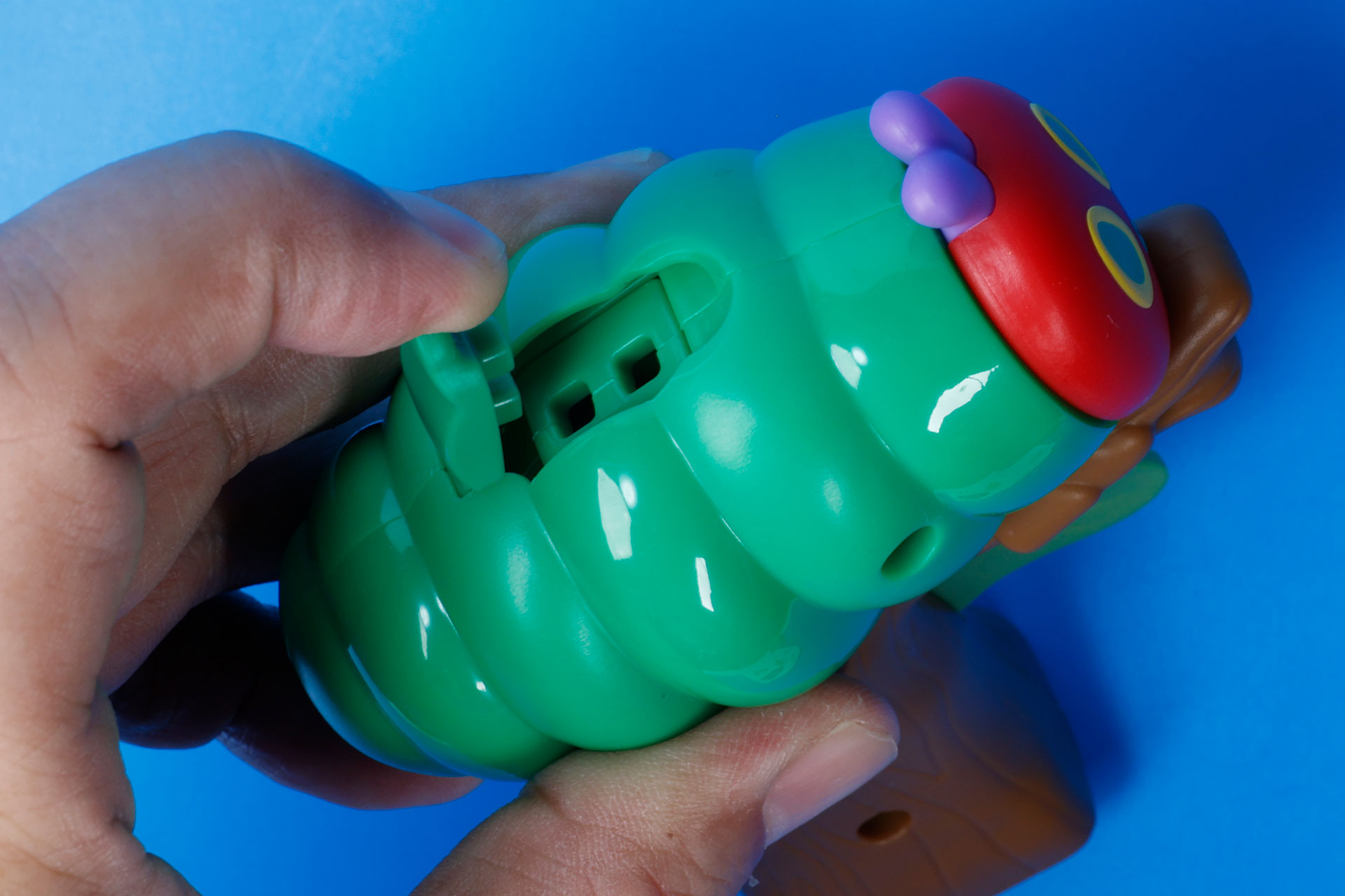 上部のフタを開けて水を入れることができる