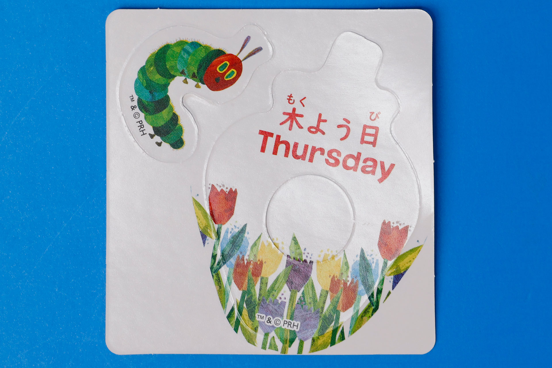 「いちごとあおむしのカード」の裏面には曜日が日本語と英語で書かれている