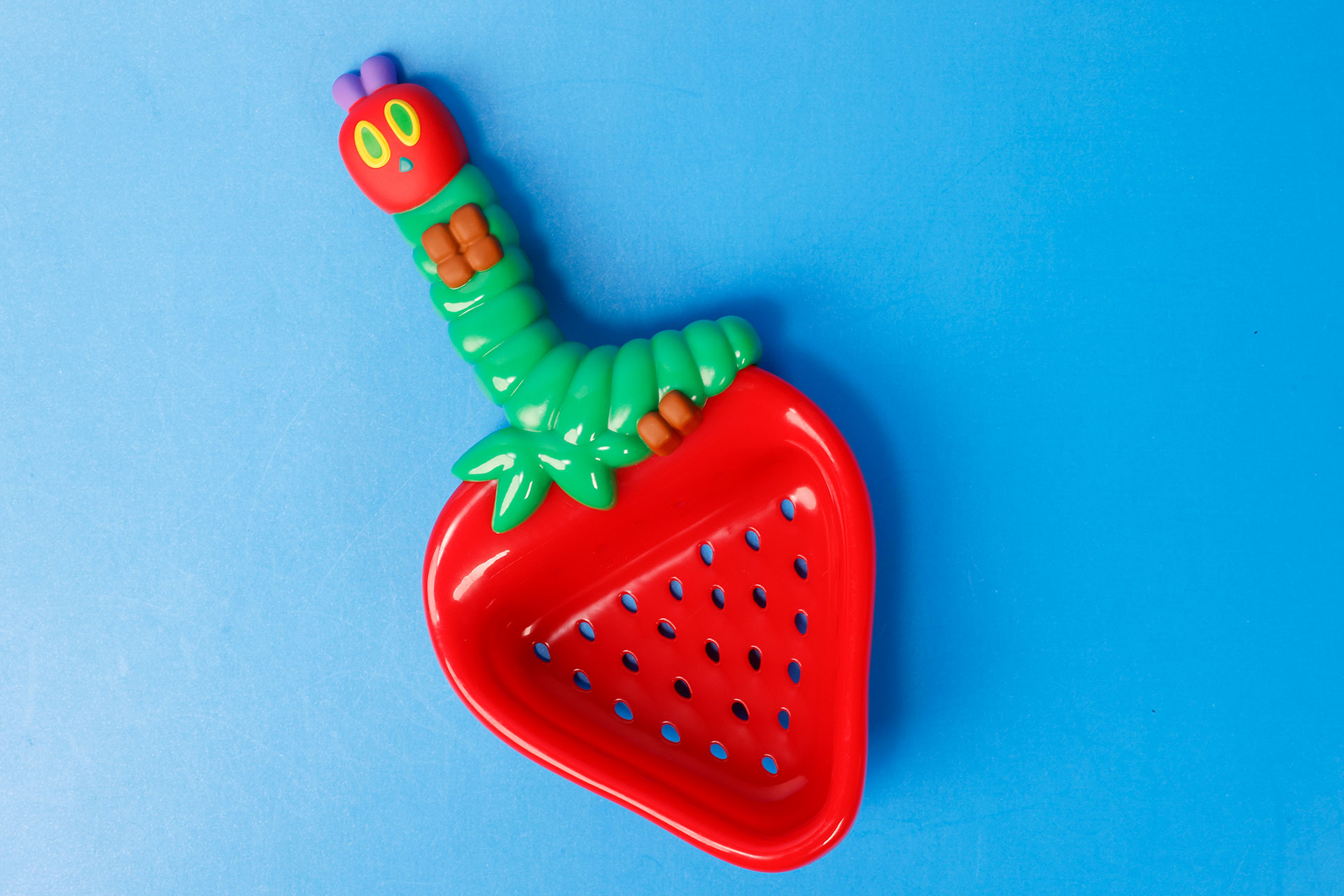 いちごの上にあおむしが乗っているような形になっている