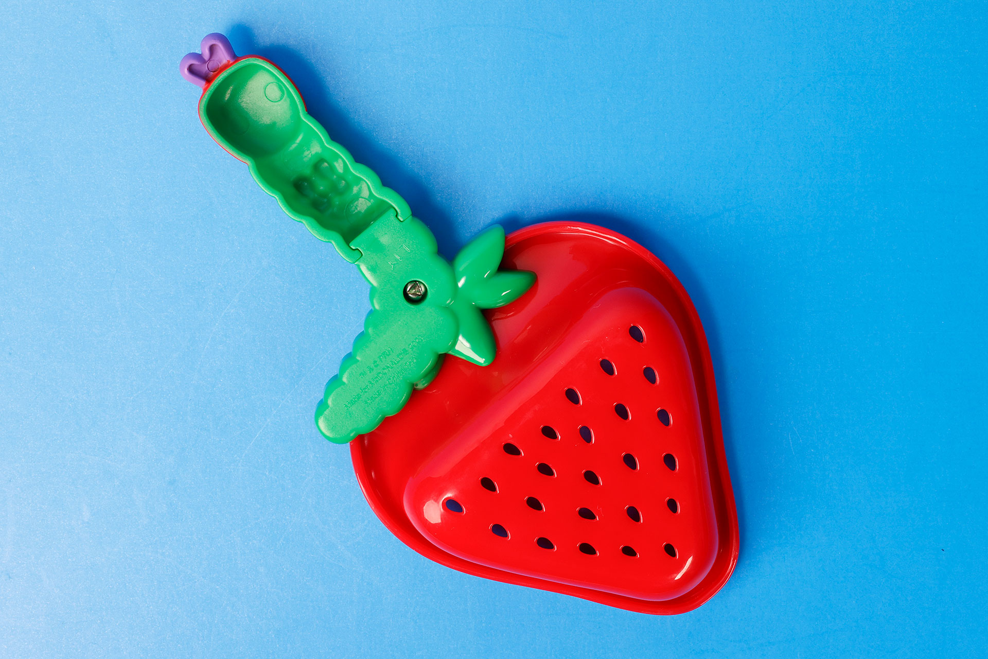 おもちゃの裏側はこんな感じだ。いちごの部分には多数の穴があいている