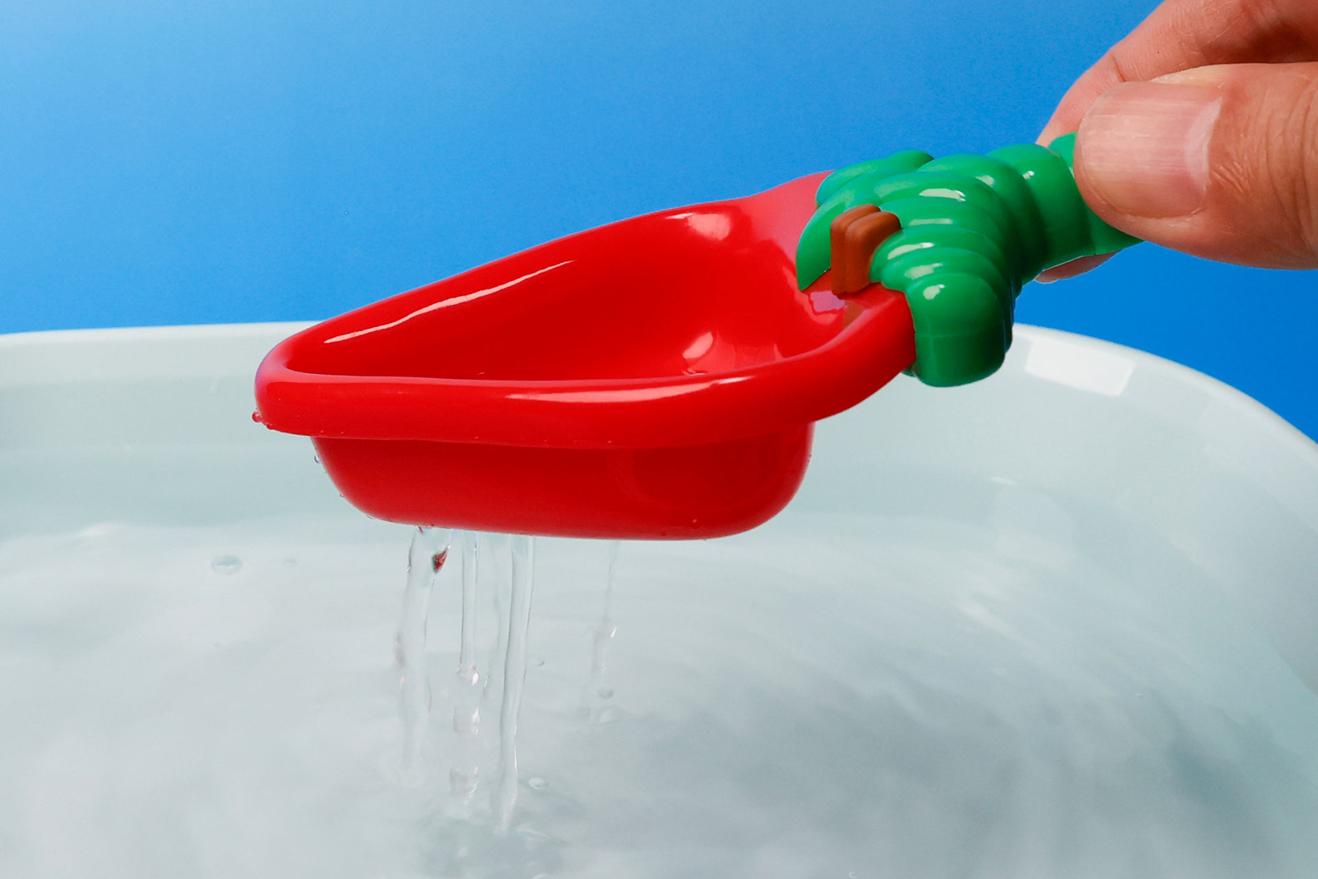 水をすくうとシャワーのようにこぼれ落ちる