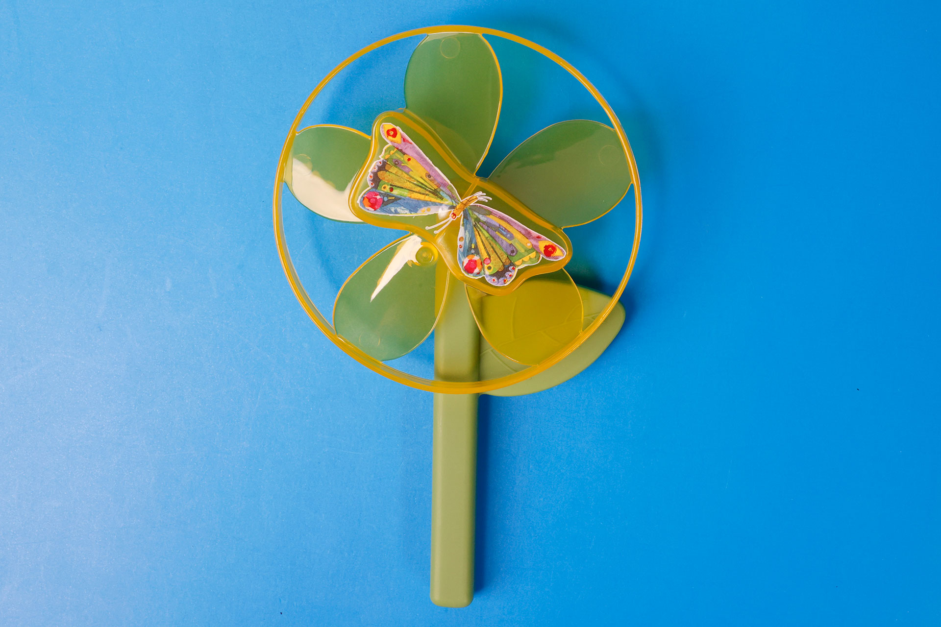 かざぐるまの表面。中央に蝶が描かれている