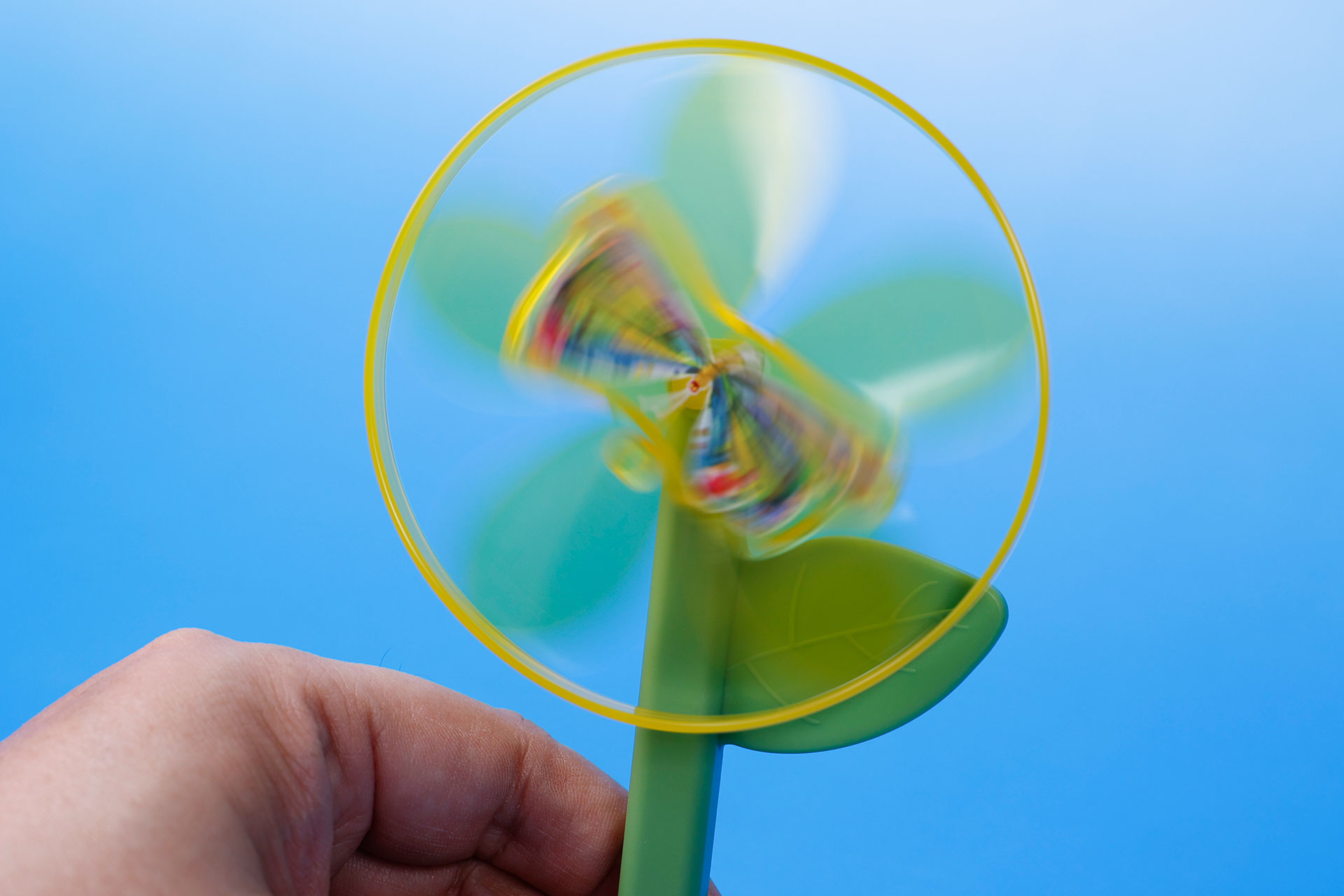 息を吹きかけてかざぐるまを回そう