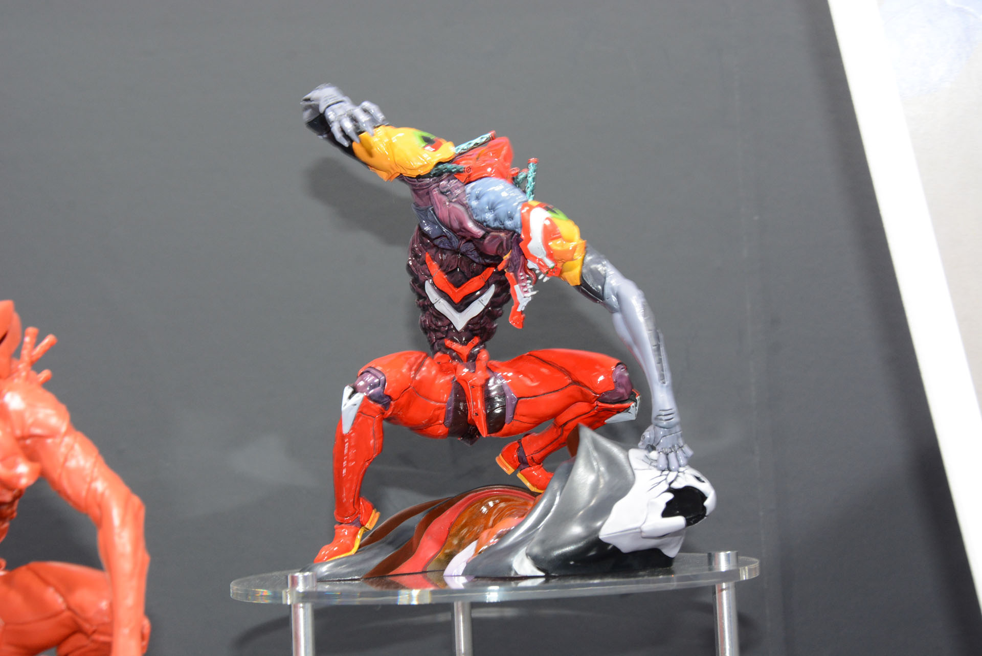 「ARTPLA エヴァンゲリオン2号機　獣化第2形態　ザ・ビースト ”ジオフロント血戦”」。あえて彩色せず、その造形を楽しむのもありだという