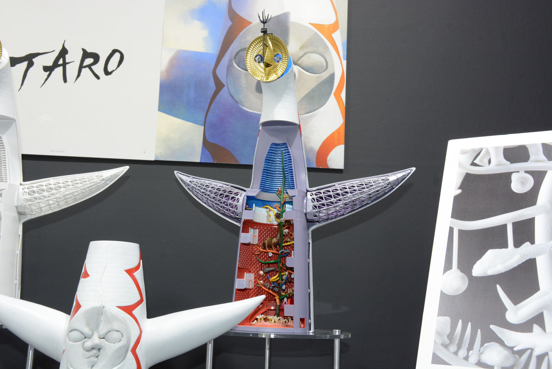 「ARTPLA太陽の塔」。太陽の塔は海洋堂でガレージキットやソフビでも商品化されている