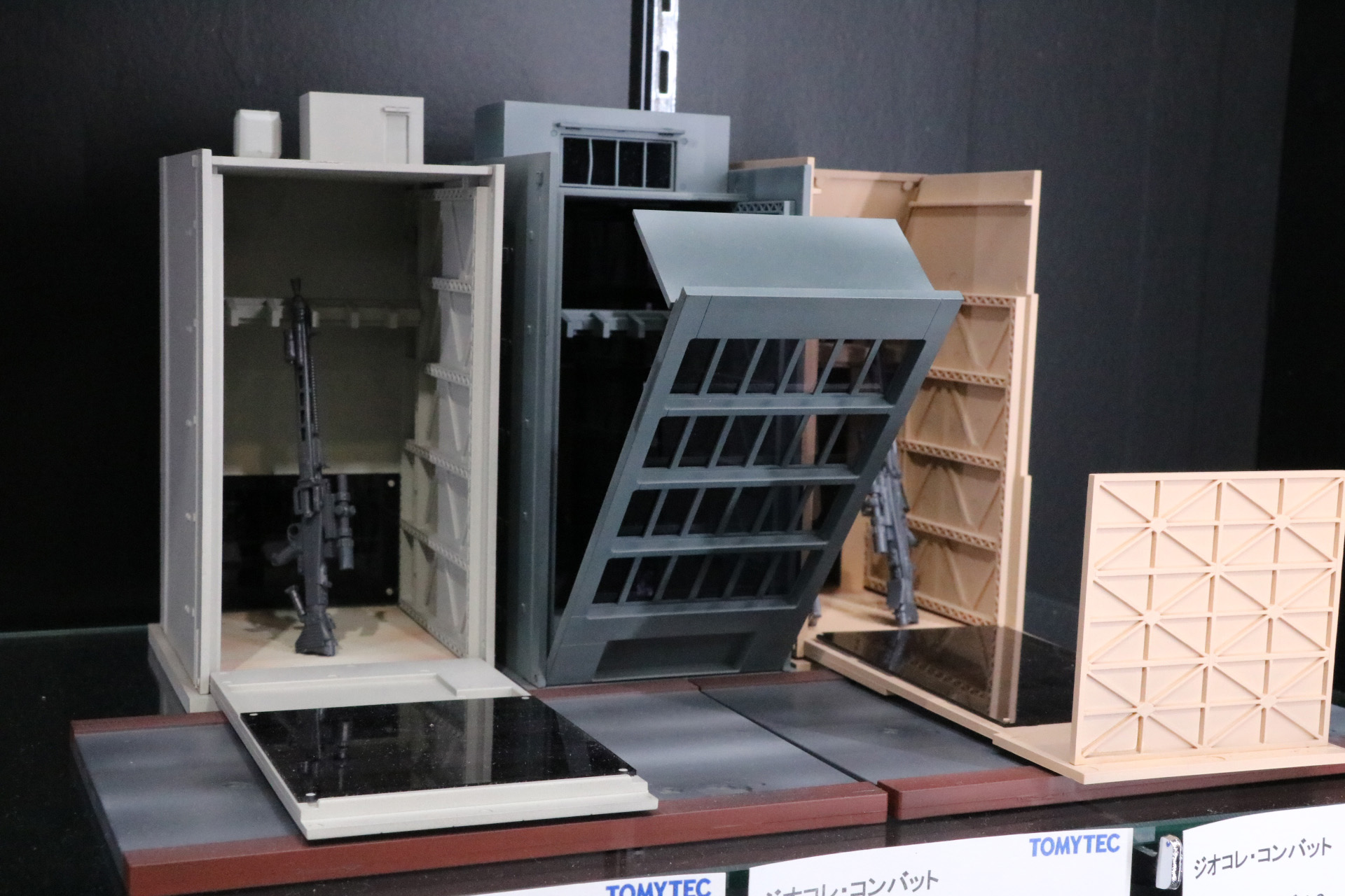 「ジオコレ・コンバット」ならではともいえる「偽装ビル」はビルの中に武器を収容できる