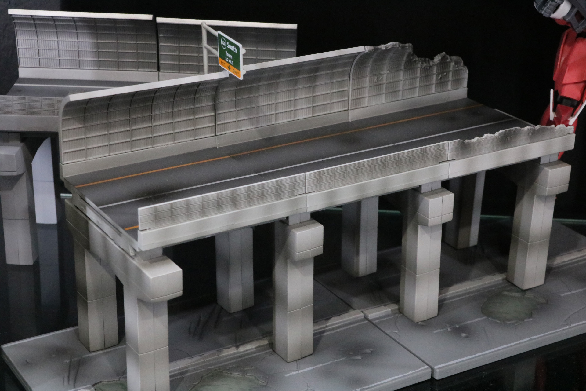 大型の高速道路をイメージした「DMC14 強襲の都市A ハイウェイ」では建物とはまた違ったジオラマ表現ができる