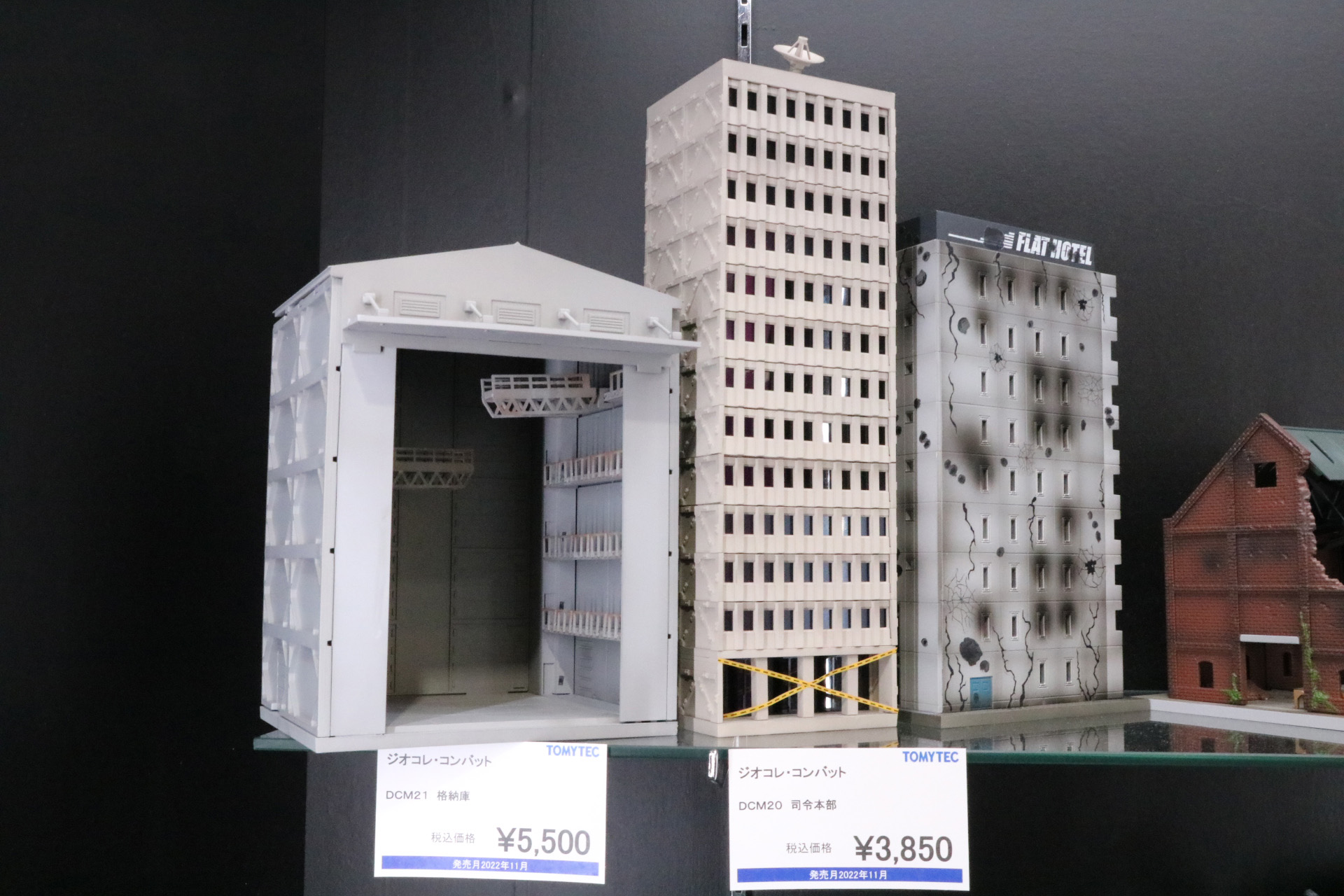 「DMC15 強襲の都市B 都市型ホテル」の外壁や窓枠の汚れは塗装で表現され、弾痕やひび割れはデカールを貼ることで表現することができる