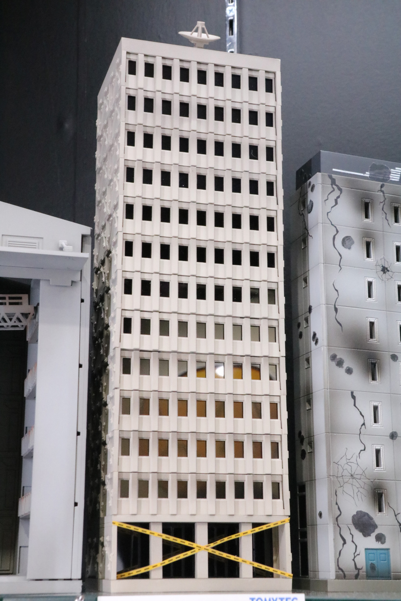 階層ごとにパーツが分割され、複数合わせることで巨大なビルにすることが可能