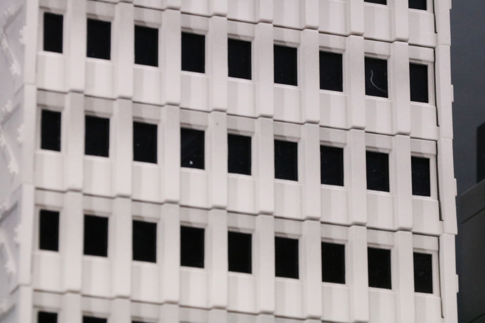 階層ごとにパーツが分割され、複数合わせることで巨大なビルにすることが可能