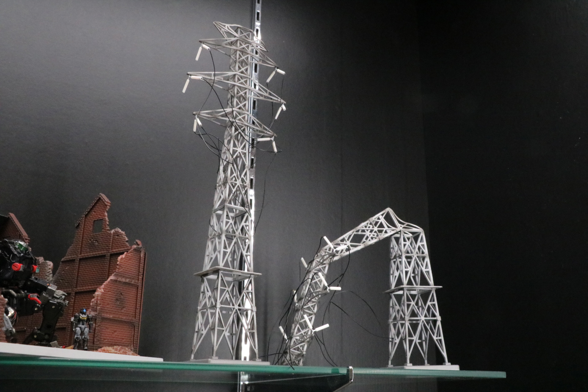 「DMC16 強襲の都市C 高圧鉄塔」は鉄塔がモチーフのジオラマでへし折れた造形や切れた電線も楽しめる