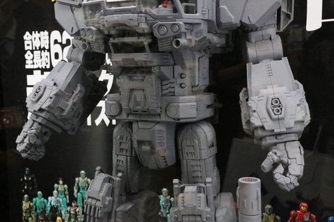 圧倒的巨大感と濃密ディテールから漂うただならない予感