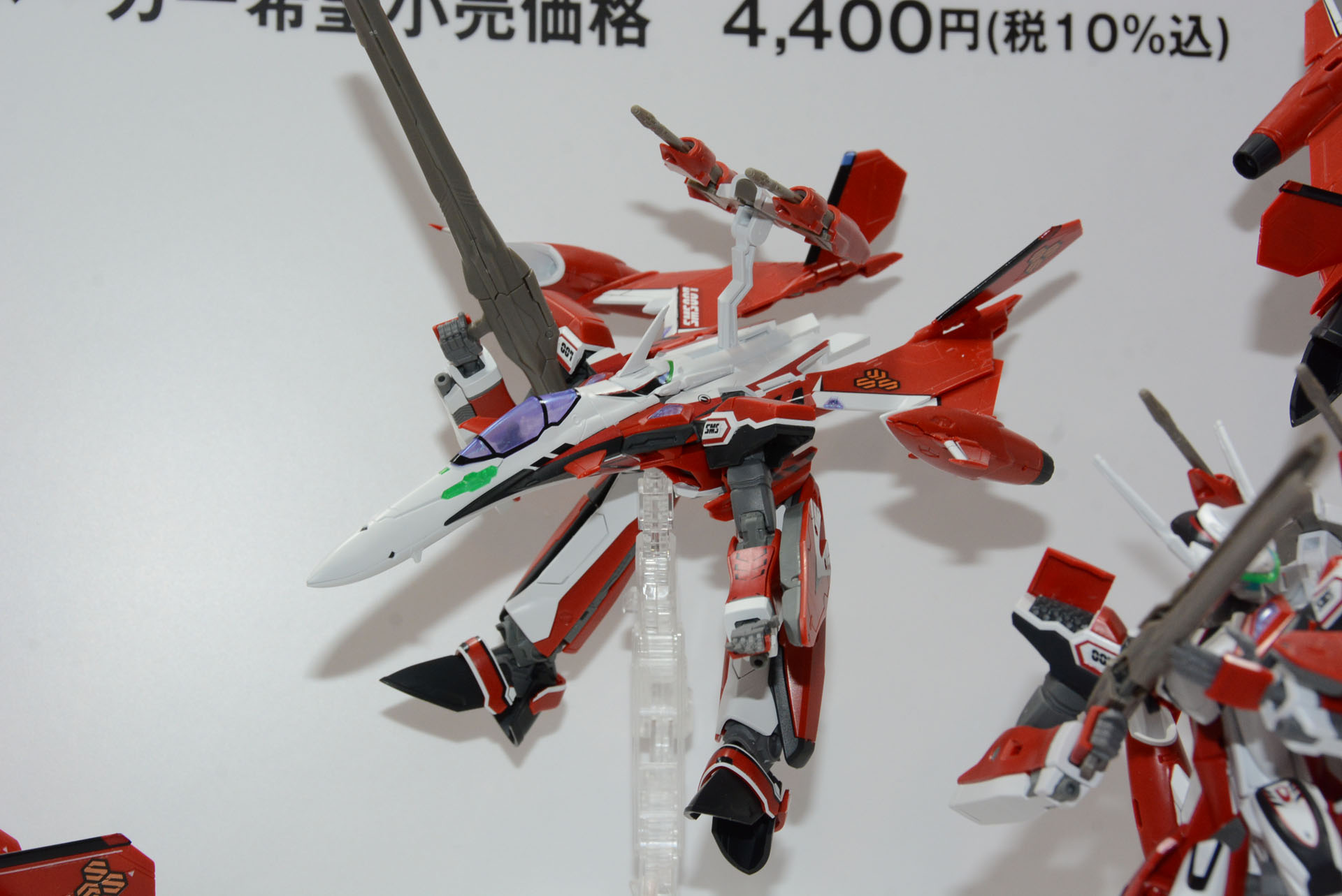 「HG 1/100 YF-29 デュランダルバルキリー(早乙女アルト機)」。あえて差し替えパーツを用意することで、3形態それぞれのスタイリングと関節の自由度を追求し、様々なポーズをとらせることを可能とする