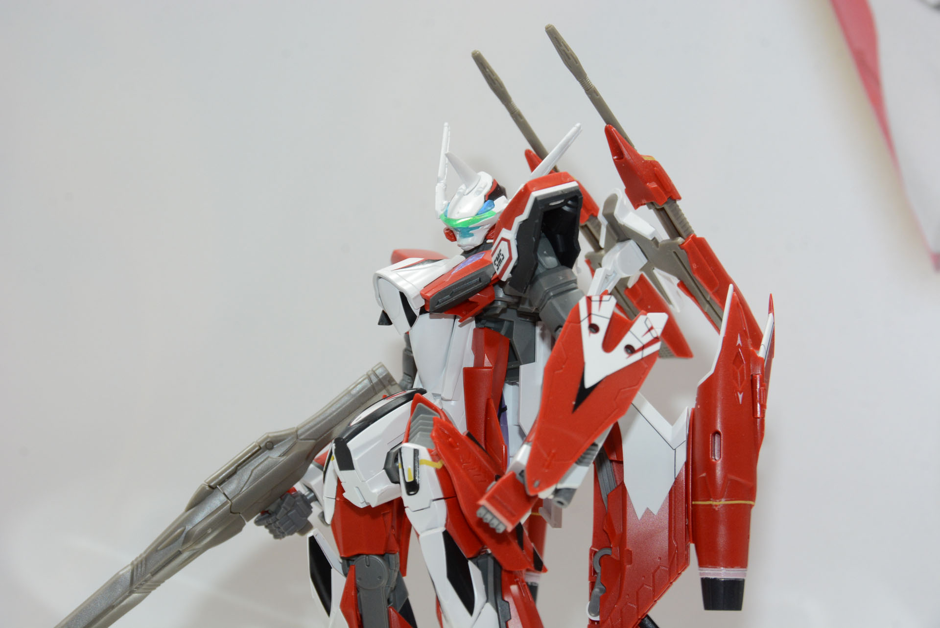 肩部分など、力強さを感じさせるアレンジが行われている。引き出し関節でデザイン以上の可動域を確保し、勢いのあるポージングが可能に