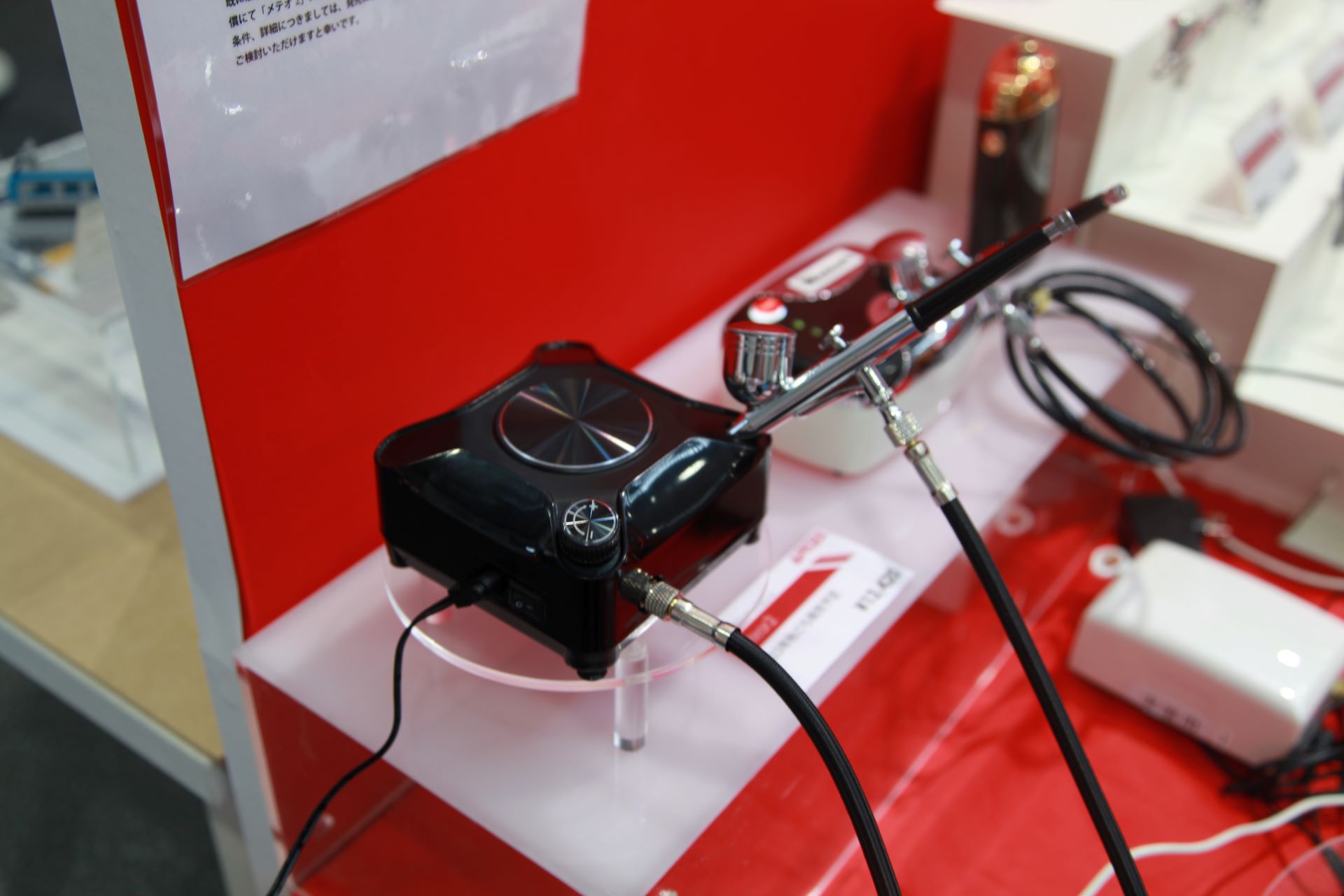 奥に見えるのが旧型「メテオ」