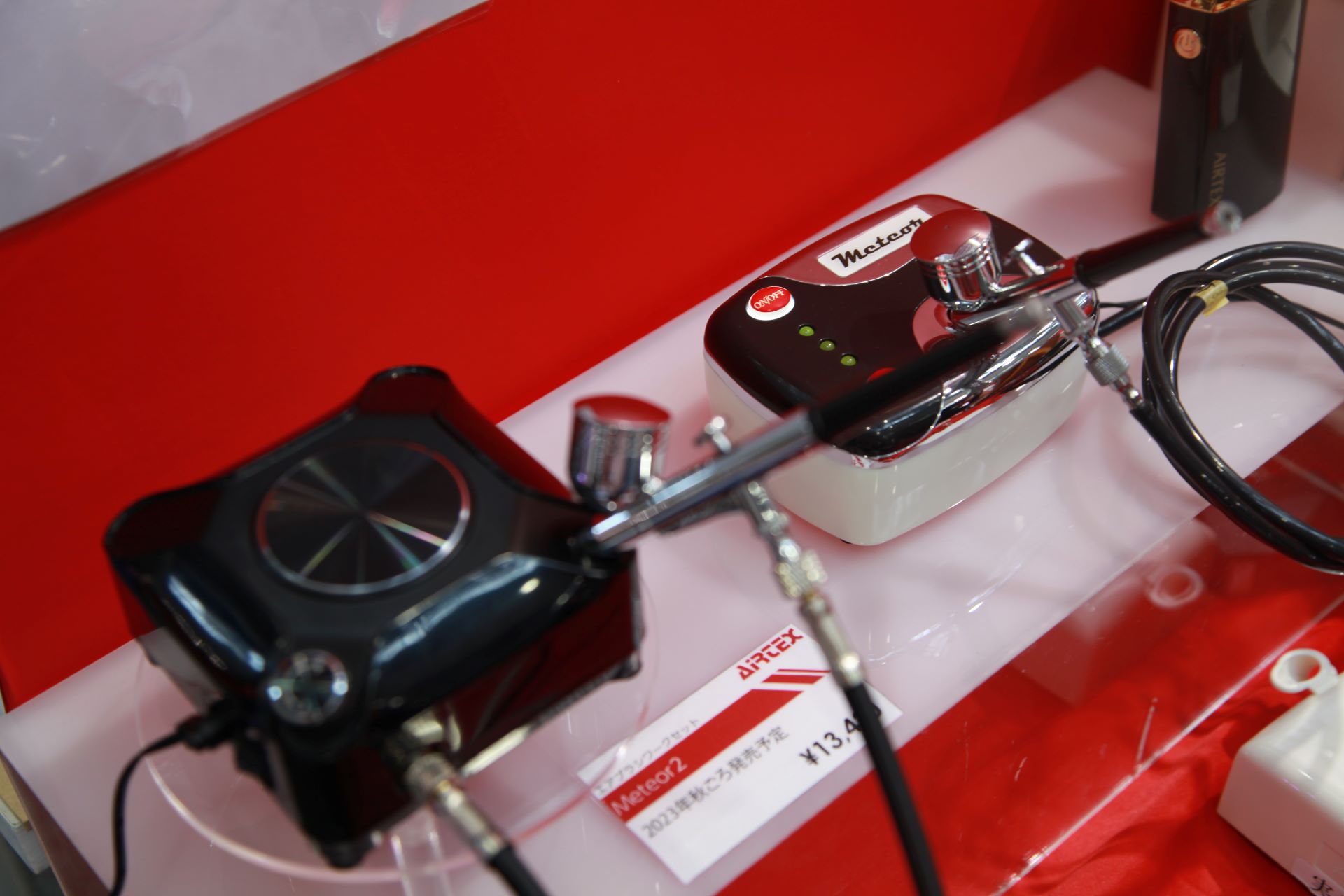 奥に見えるのが旧型「メテオ」