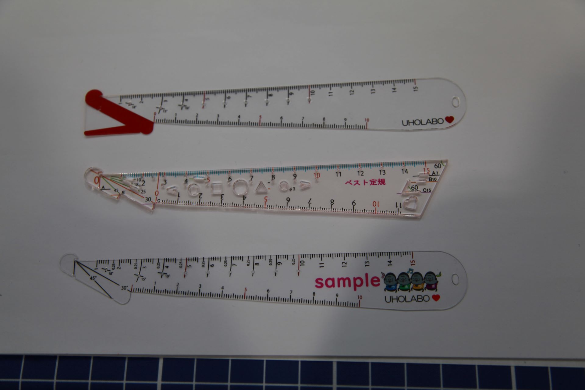 写真では3種類だが、ブースには様々なデザインの定規が販売している