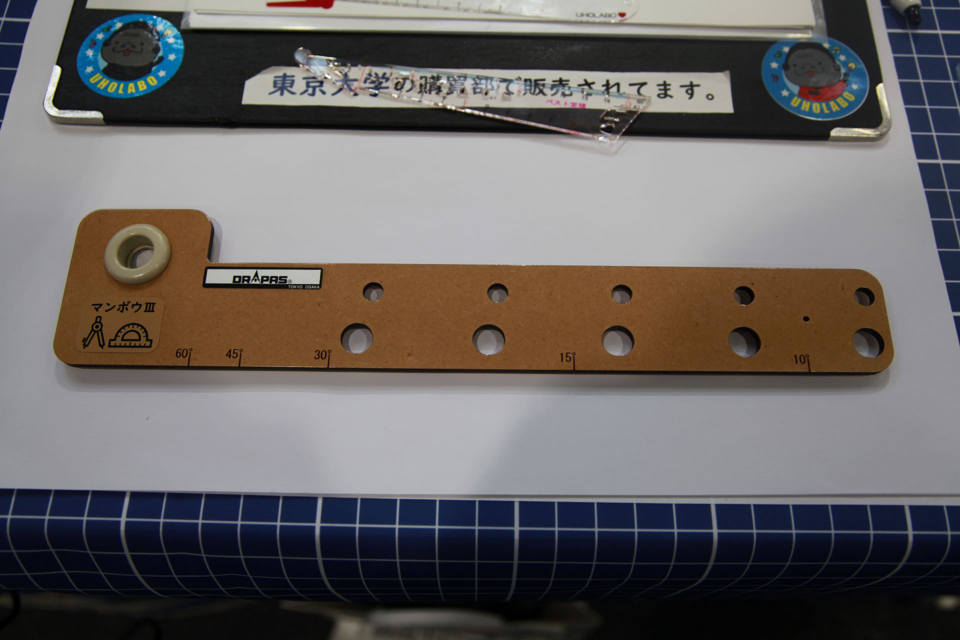 大きめの穴がチョーク用、小さめの穴がマーカー用となっている