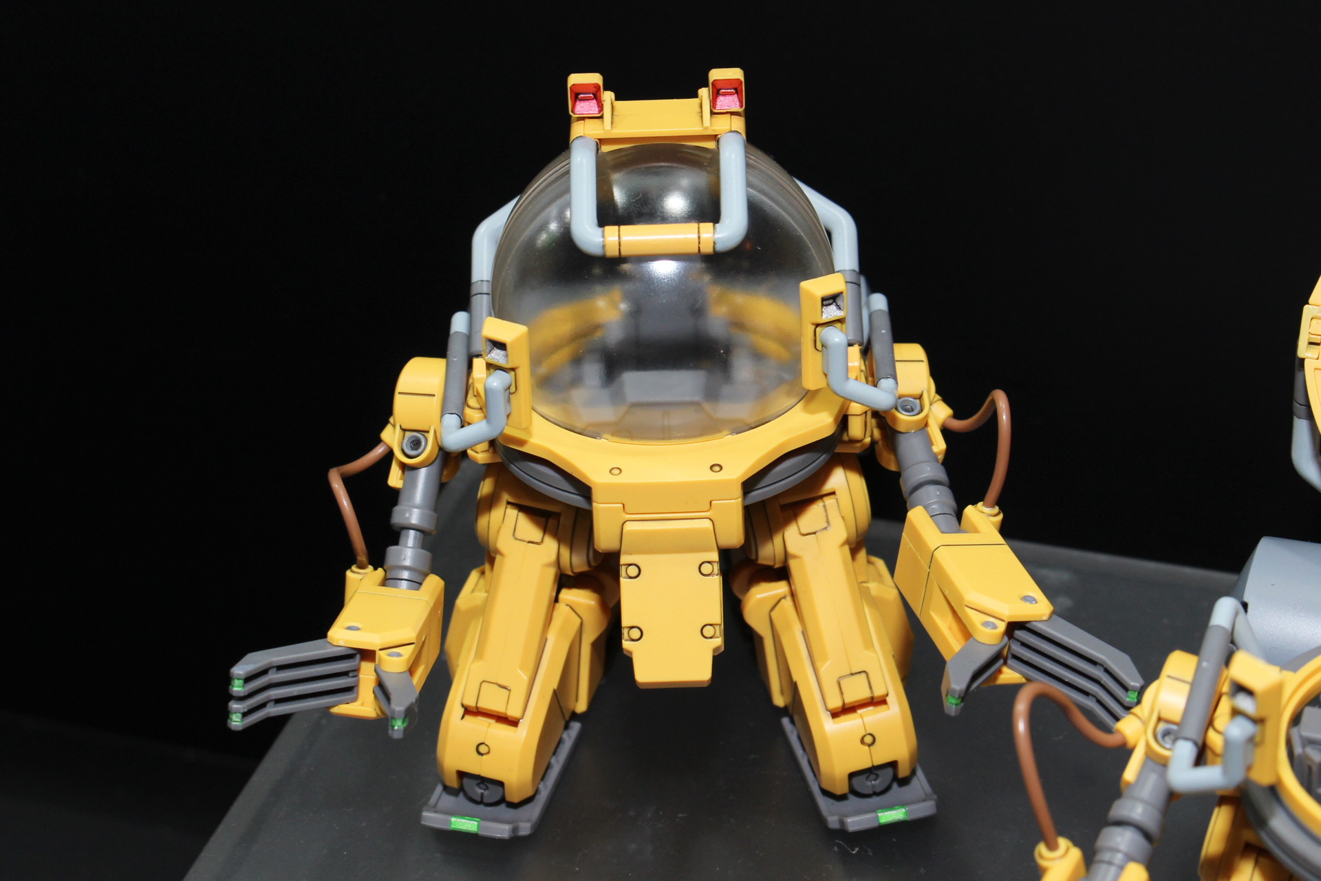 アームには伸縮とクローの開閉ギミックがある