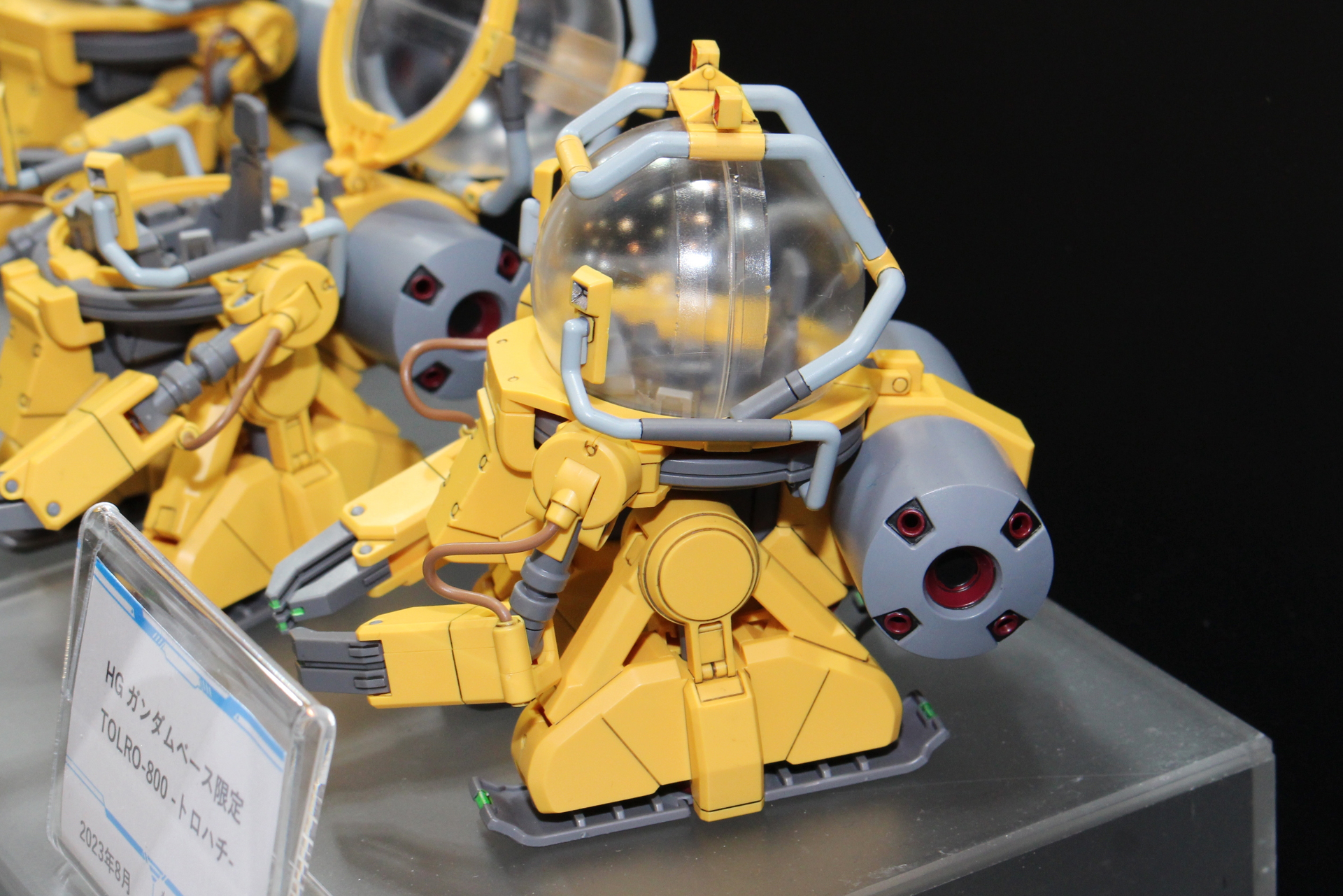 アームは本体横側のレールに沿って前後に可動するとのこと。背中のタンクの造形にも注目