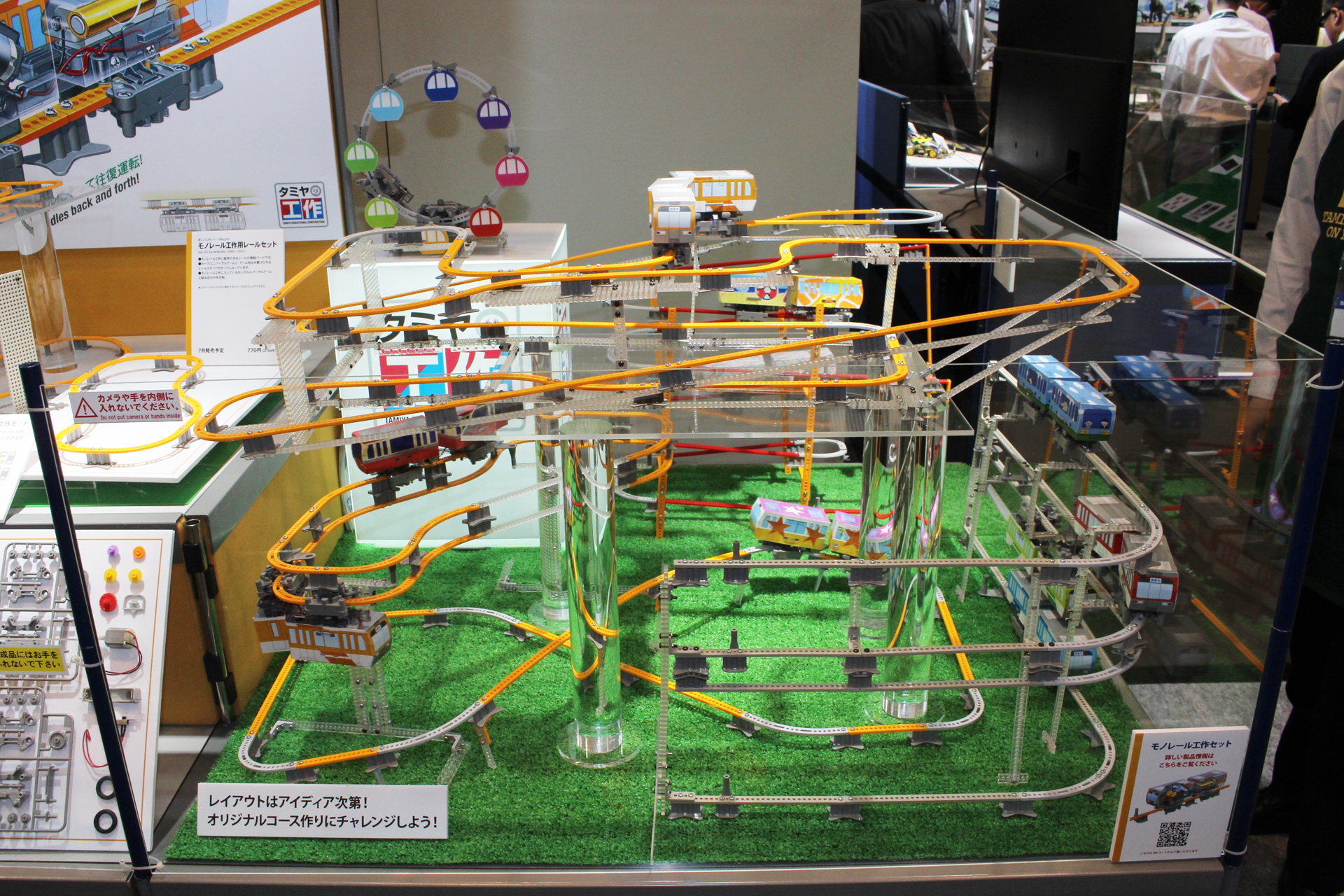 タミヤブースに設けられた「モノレール工作セット」の大型レイアウト