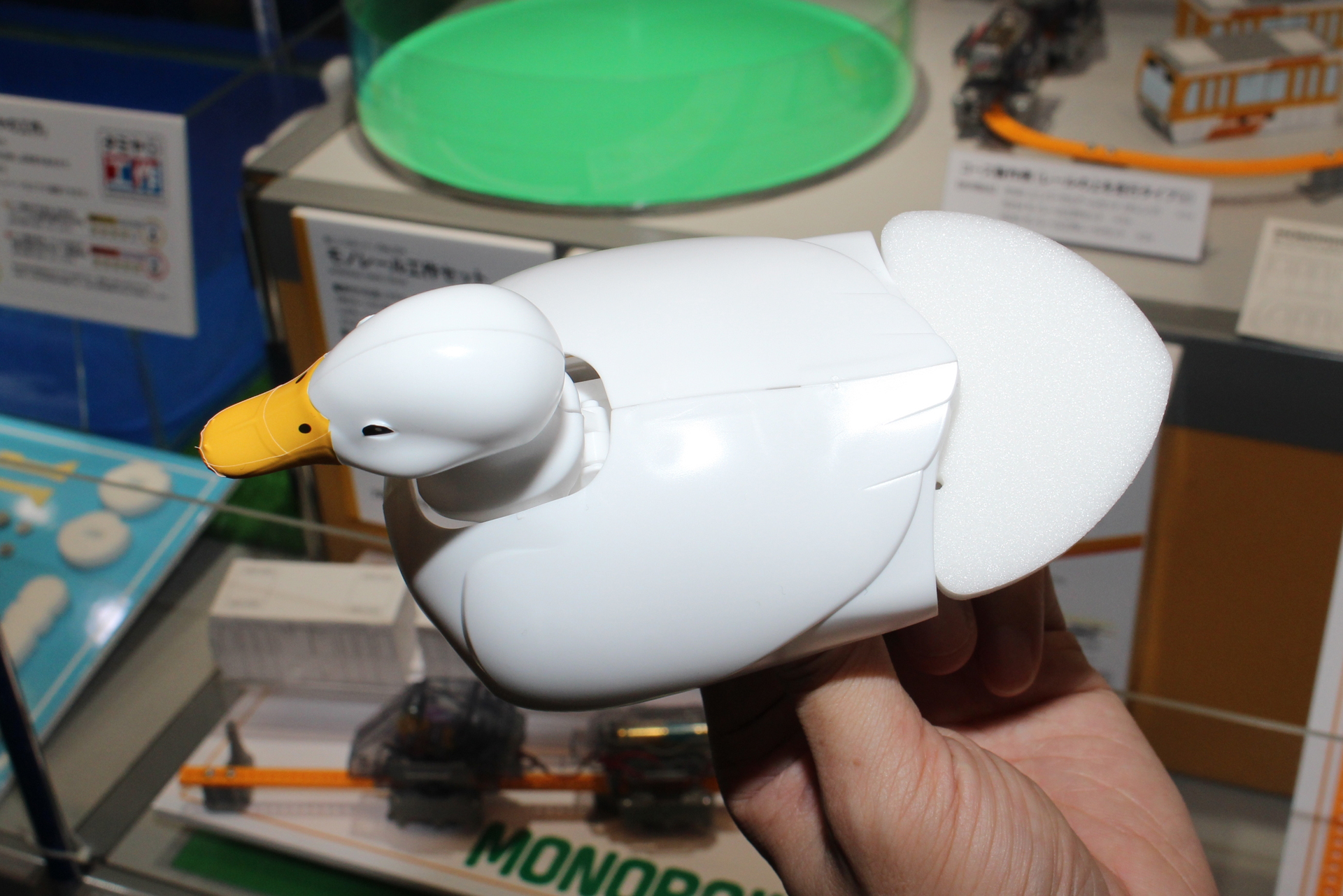 尾部のスポンジは左右に傾き、舵の役目をする