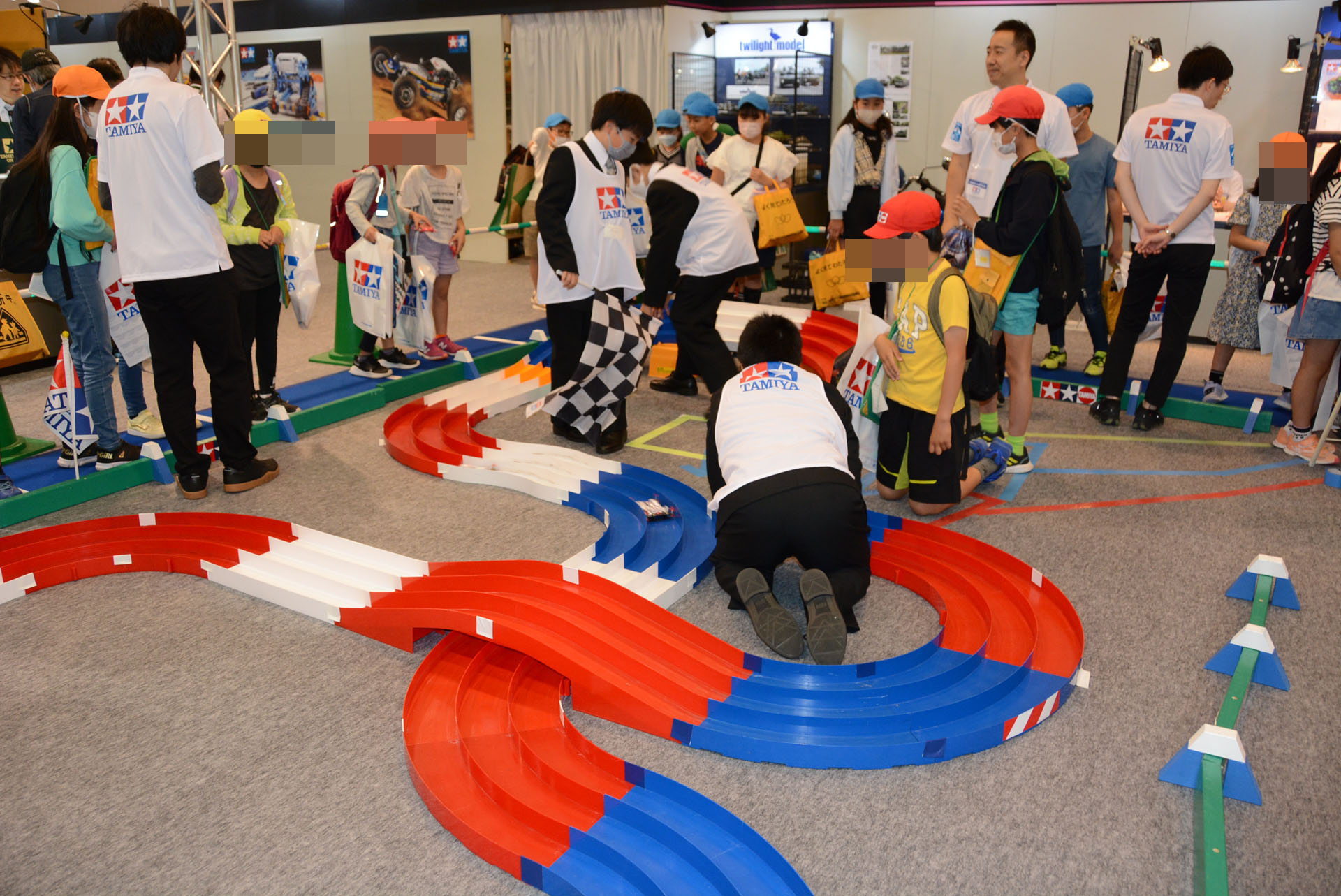タミヤのワークショップではミニ四駆の製作とコース試走ができる