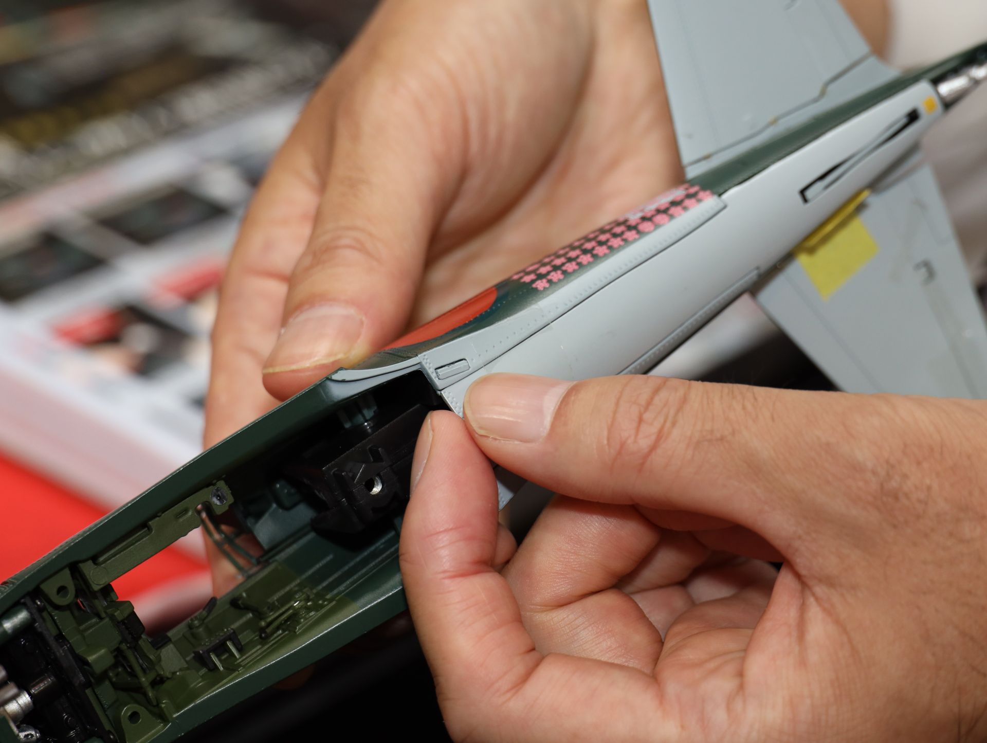 これが足掛けギミック。小さすぎて指では操作できず、専用工具で出し入れを行なう